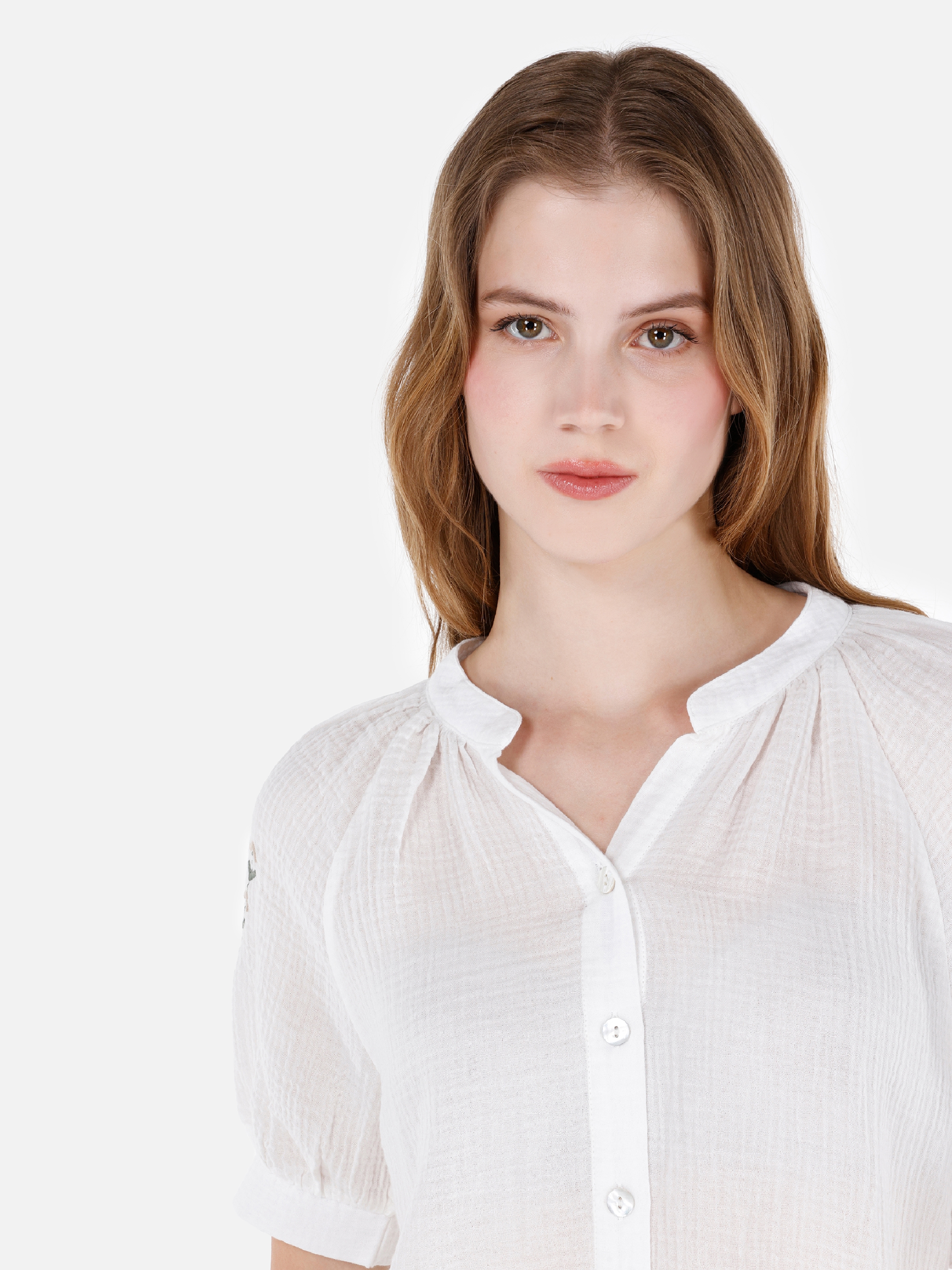 Normal Kesim V Yaka İşlemeli Beyaz Kadın Kısa Kol Gömlek Cl1068889