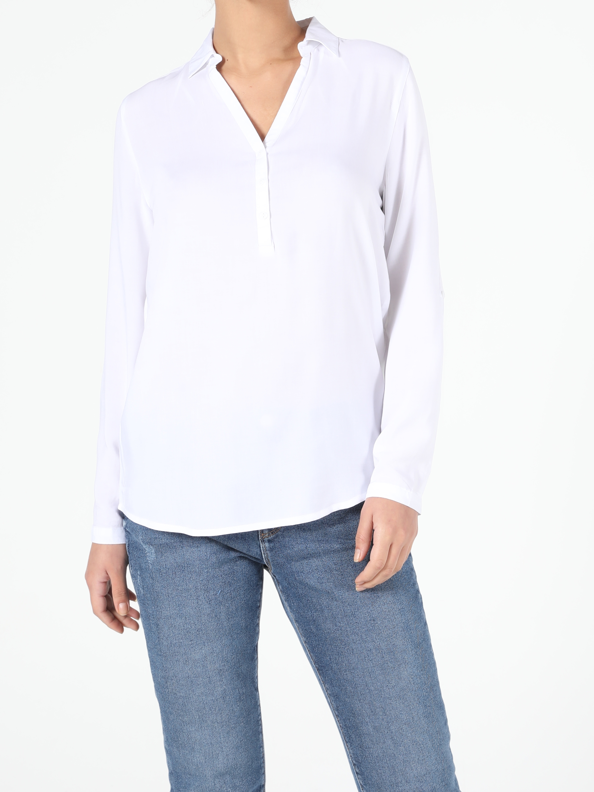 Basic V Yaka Düğmeli Regular Fit Kadın Beyaz Uzun Kol Gömlek