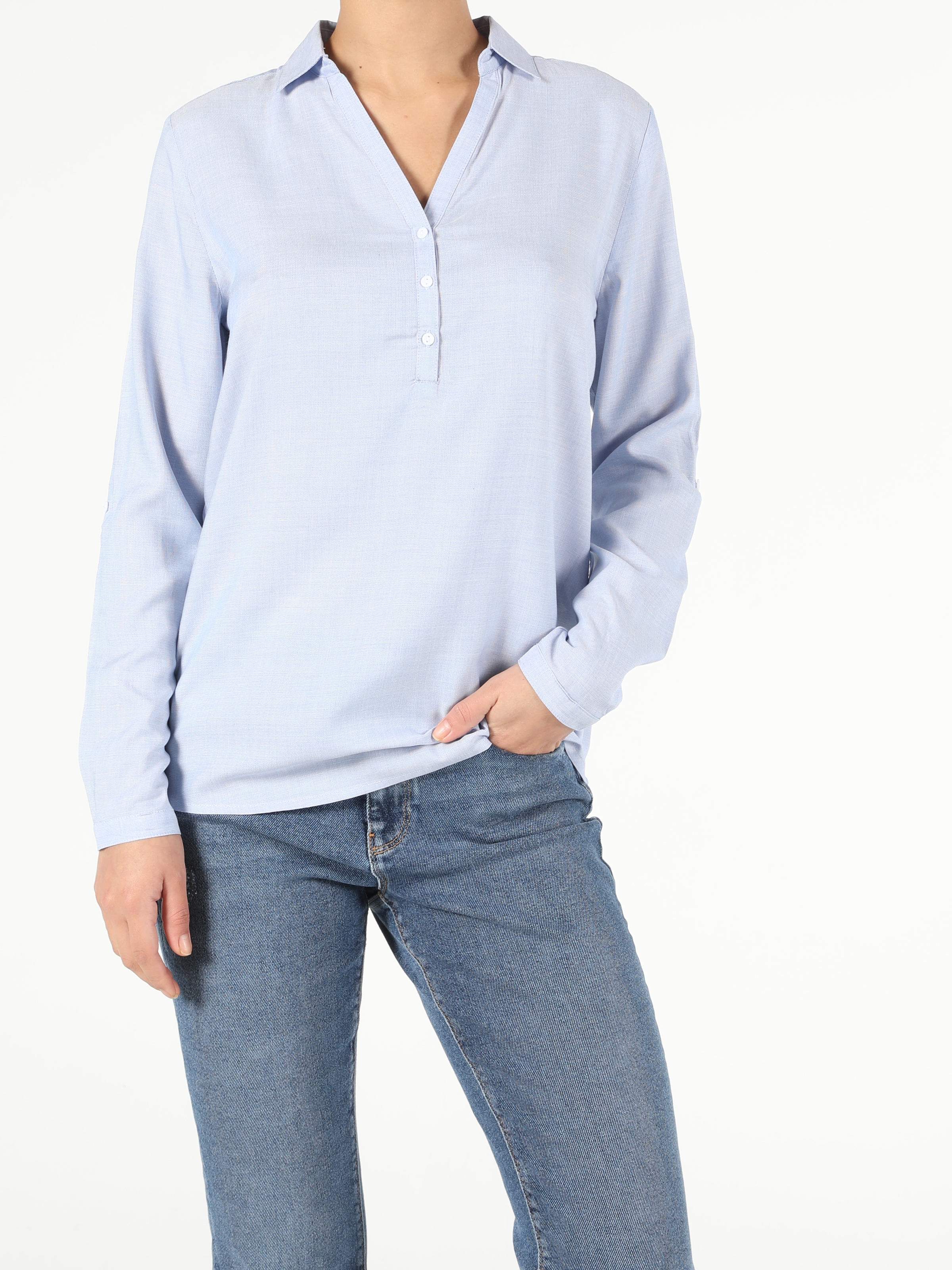 Colins Basic V Yaka Düğmeli Regular Fit Kadın Mavi Uzun Kol Gömlek. 2