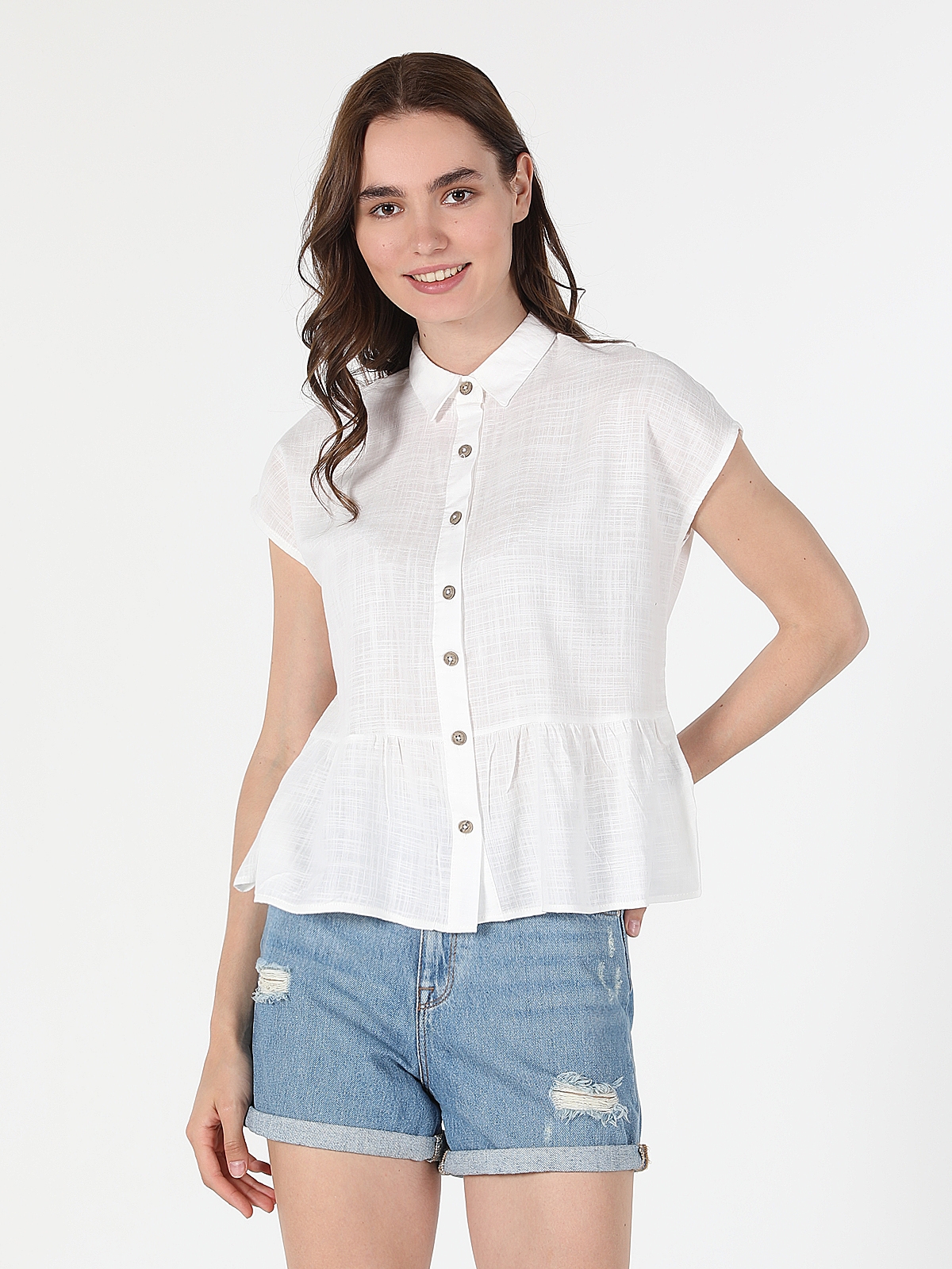 Colins Regular Fit Shirt Neck Fırfır Detaylı Beyaz Kadın Kısa Kol Gömlek. 1