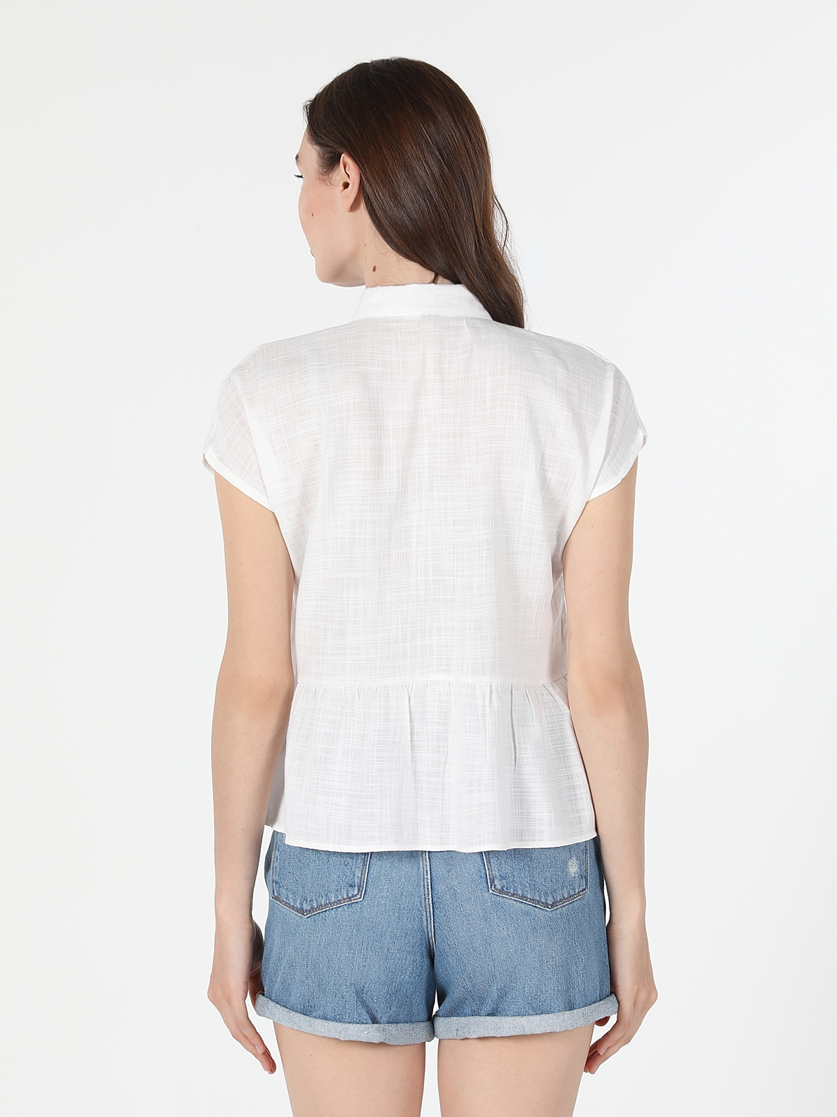Colins Regular Fit Shirt Neck Fırfır Detaylı Beyaz Kadın Kısa Kol Gömlek. 2