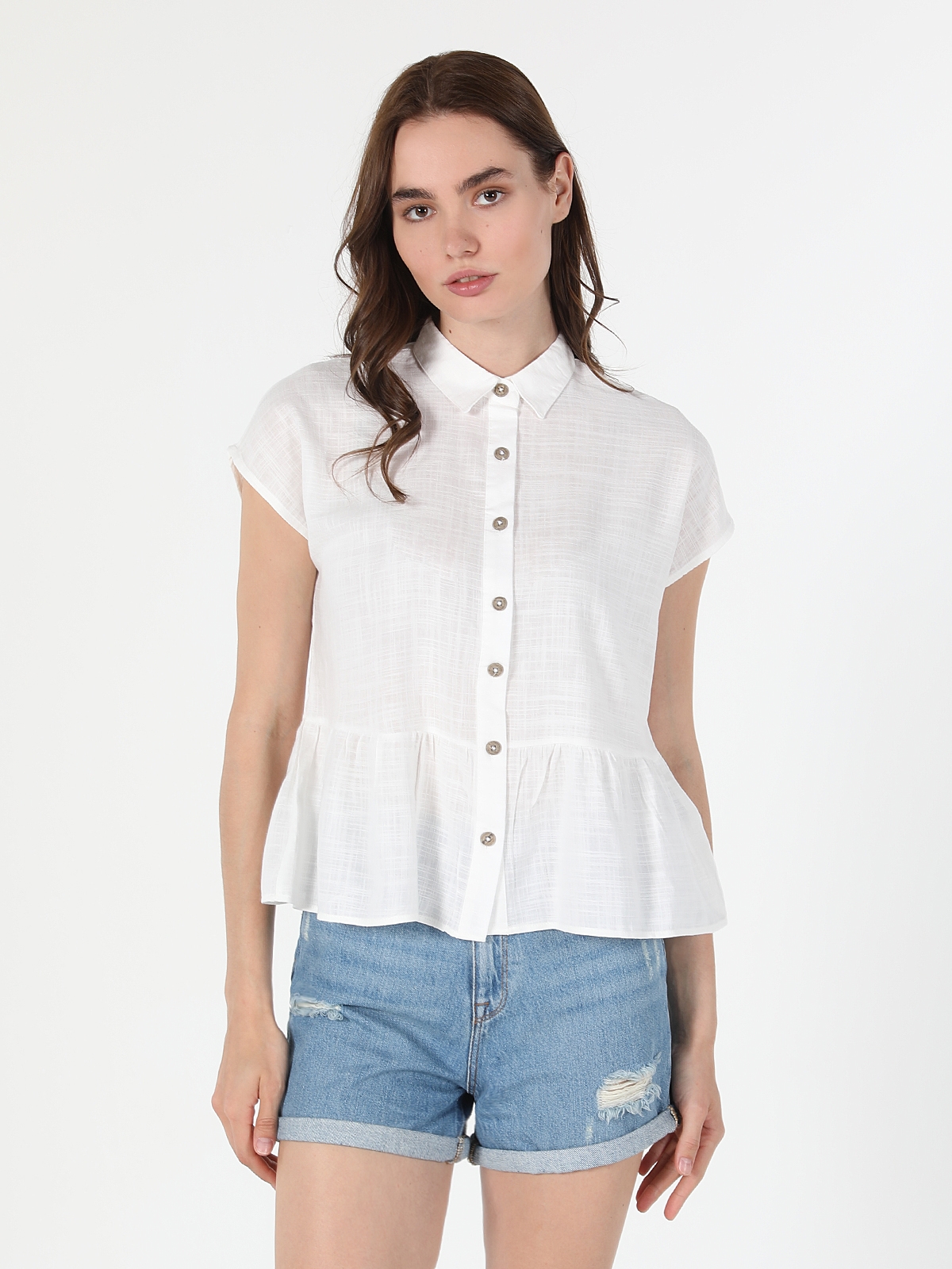 Colins Regular Fit Shirt Neck Fırfır Detaylı Beyaz Kadın Kısa Kol Gömlek. 3