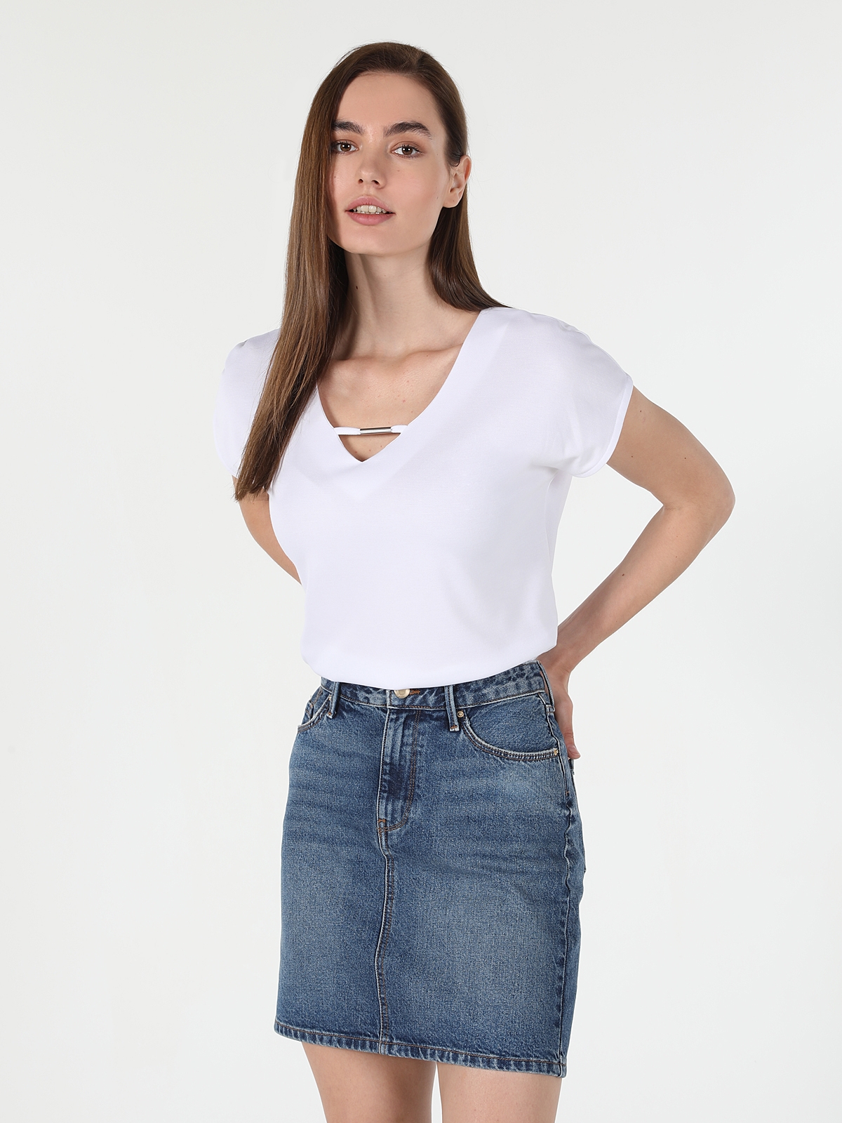 Regular Fit V Yaka Beyaz Kadın Kısa Kol Tişört