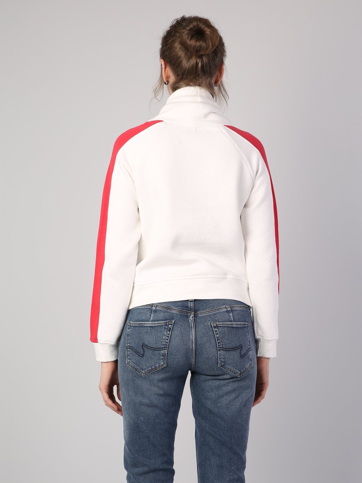 Beyaz İp Detaylı Dik Yaka Uzun Kol Sweatshirt