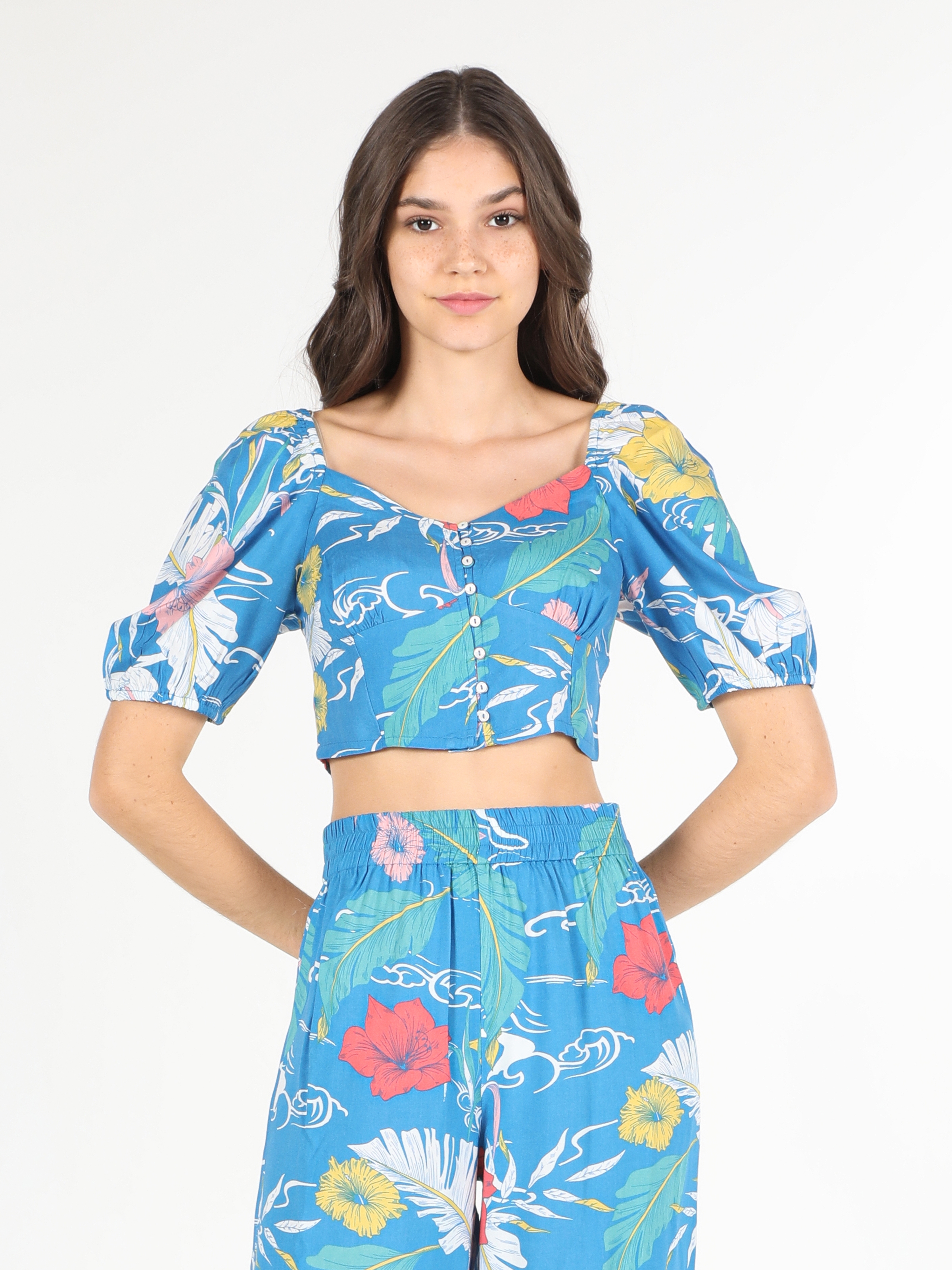 Slim Fit Çiçek Baskılı Çok Renkli Kadın Kısa Kol Gömlek Cl1059353