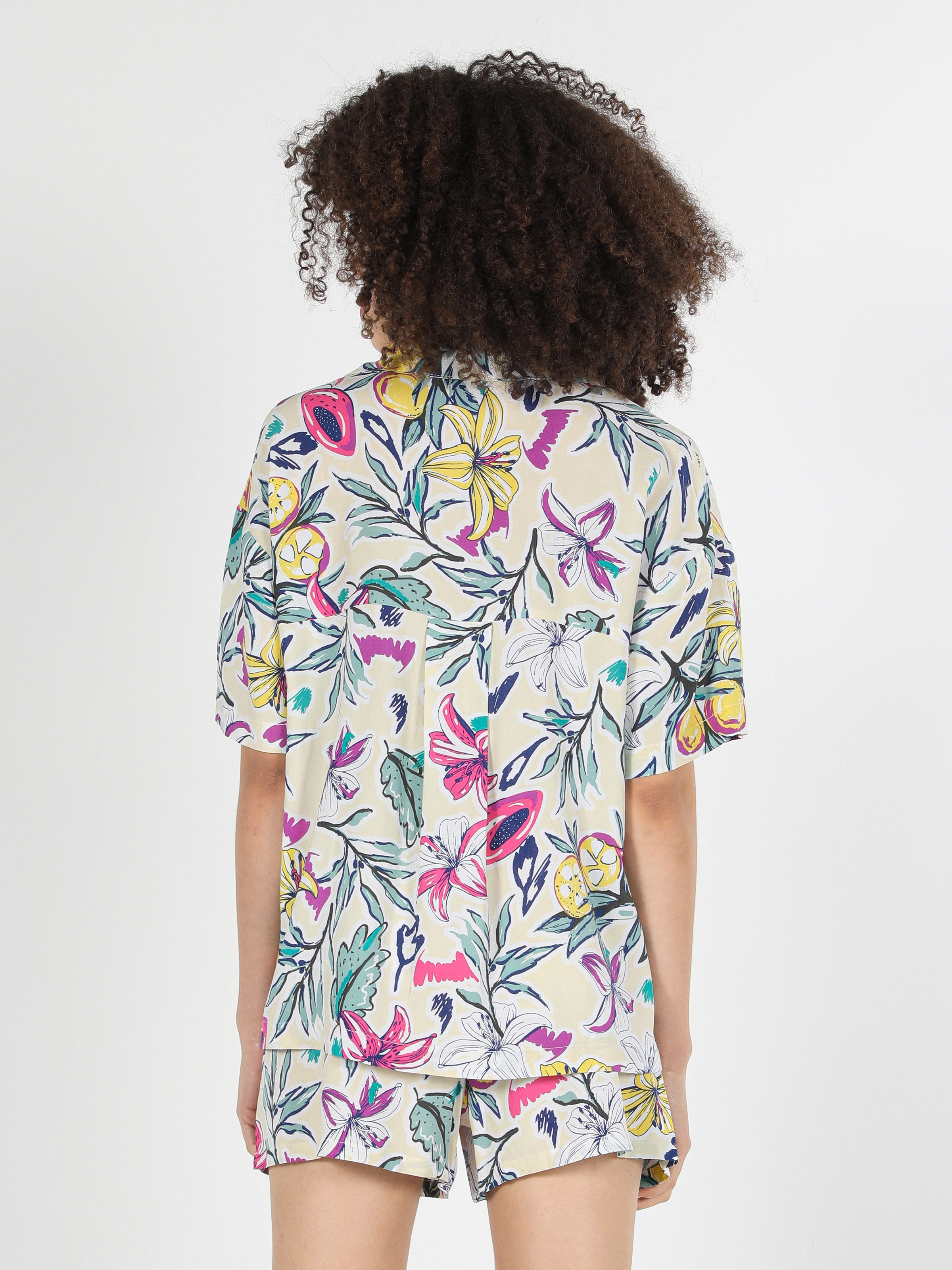 Regular Fit Shirt Neck Çiçek Baskılı Çok Renkli Kadın Kısa Kol Gömlek Cl1059366