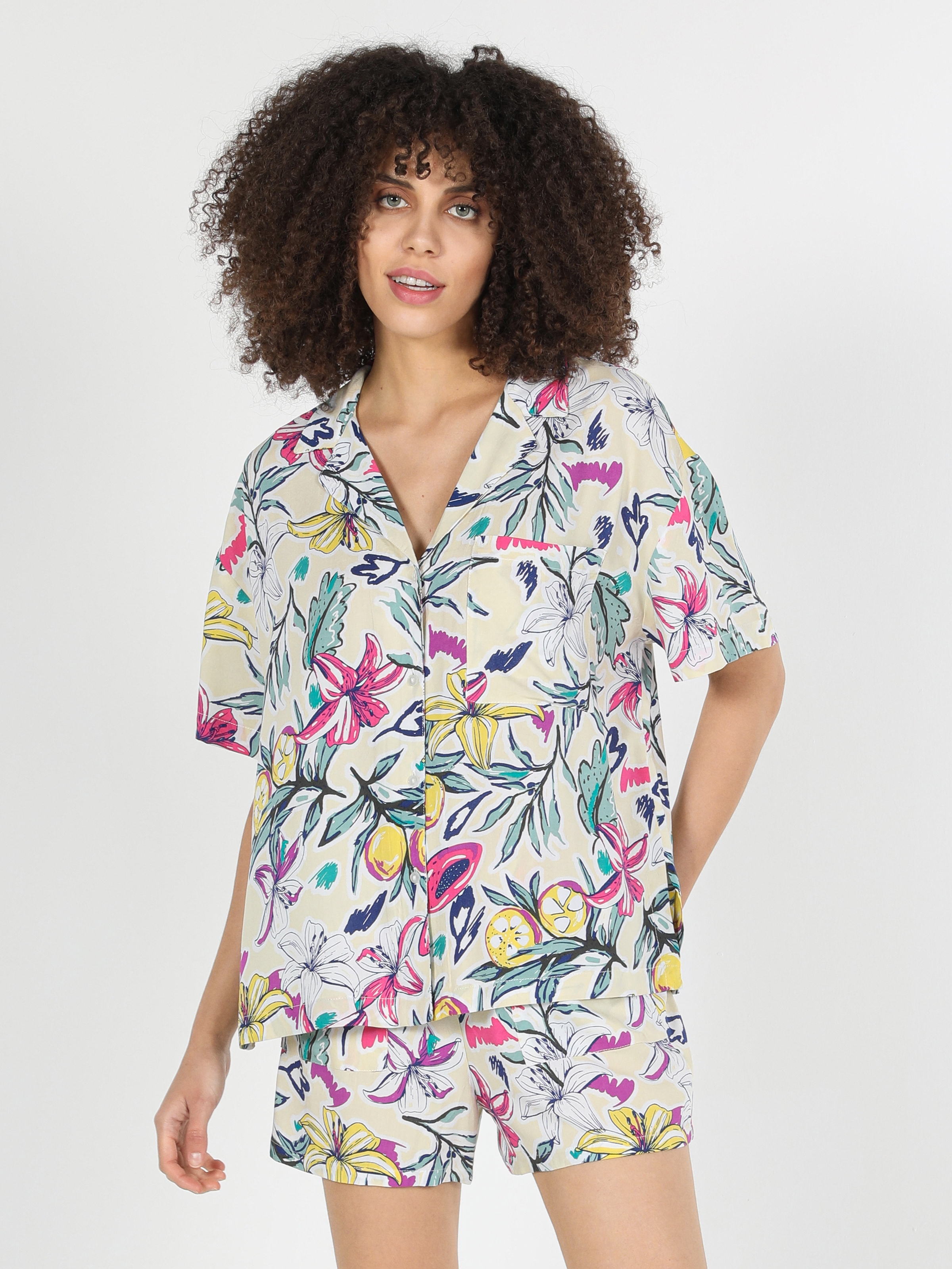 Regular Fit Shirt Neck Çiçek Baskılı Çok Renkli Kadın Kısa Kol Gömlek Cl1059366