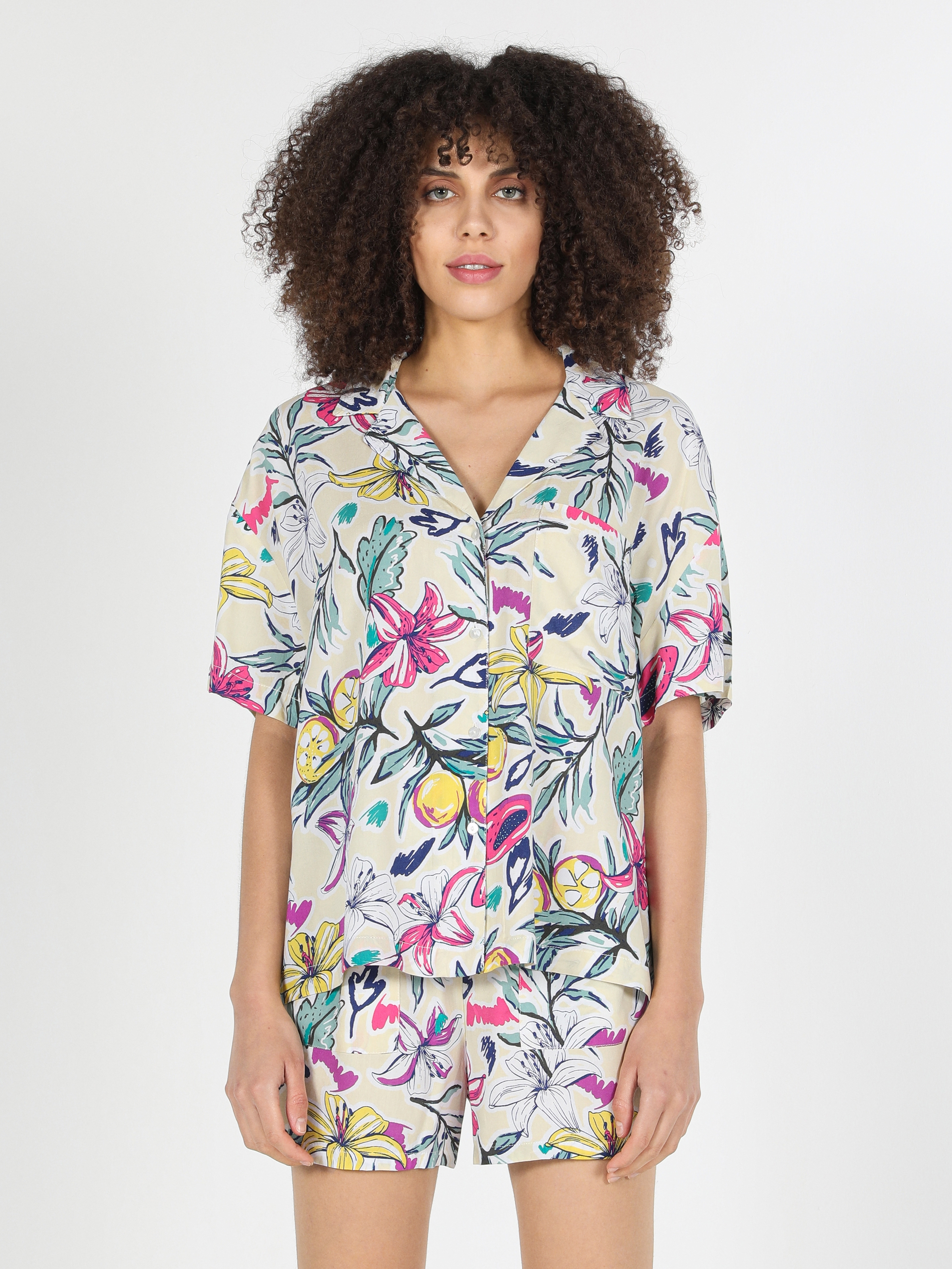 Colins Regular Fit Shirt Neck Çiçek Baskılı Çok Renkli Kadın Kısa Kol Gömlek. 4 Colins Regular Fit Shirt Neck Çiçek Baskılı Çok Renkli Kadın Kısa Kol Gömlek. 4