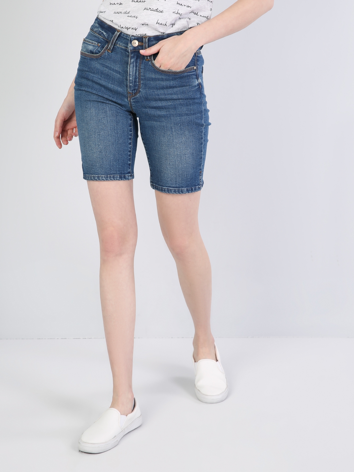 Colins Orta Bel Orta Super Slim Fit Mavi Kadın Jean Şort. 5