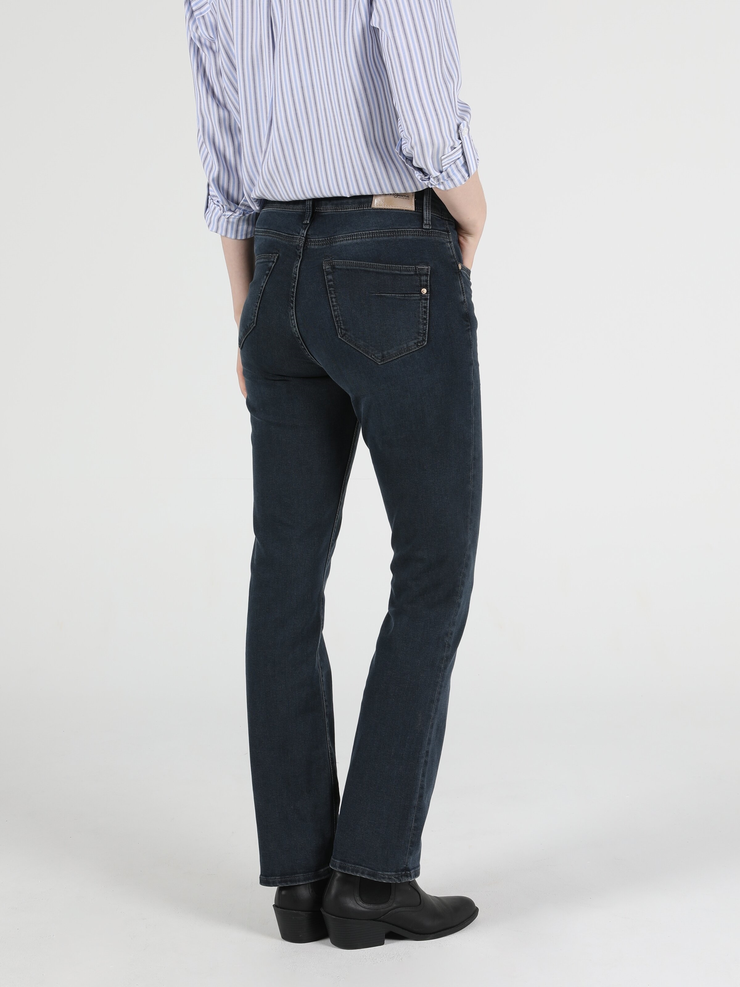 Colins 792 Mıla Orta Bel Düz Paça Regular Fit Koyu Mavi Kadın Jean Pantolon. 2