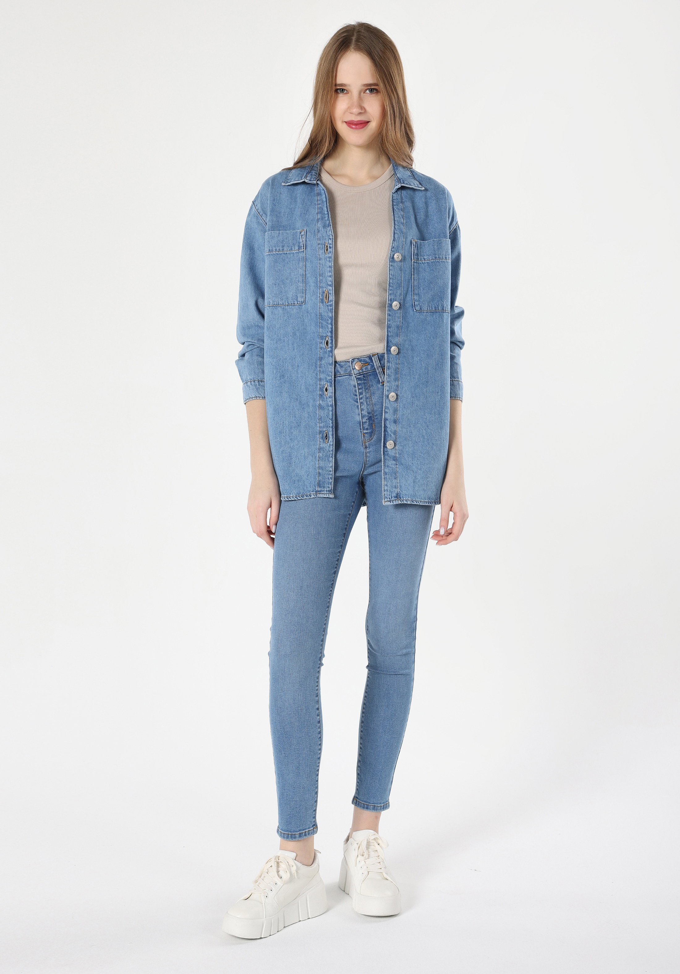 Colins Rahat Kesim Cepli Mavi Kadın Jean Uzun Kol Gömlek. 3 Colins Rahat Kesim Cepli Mavi Kadın Jean Uzun Kol Gömlek. 3