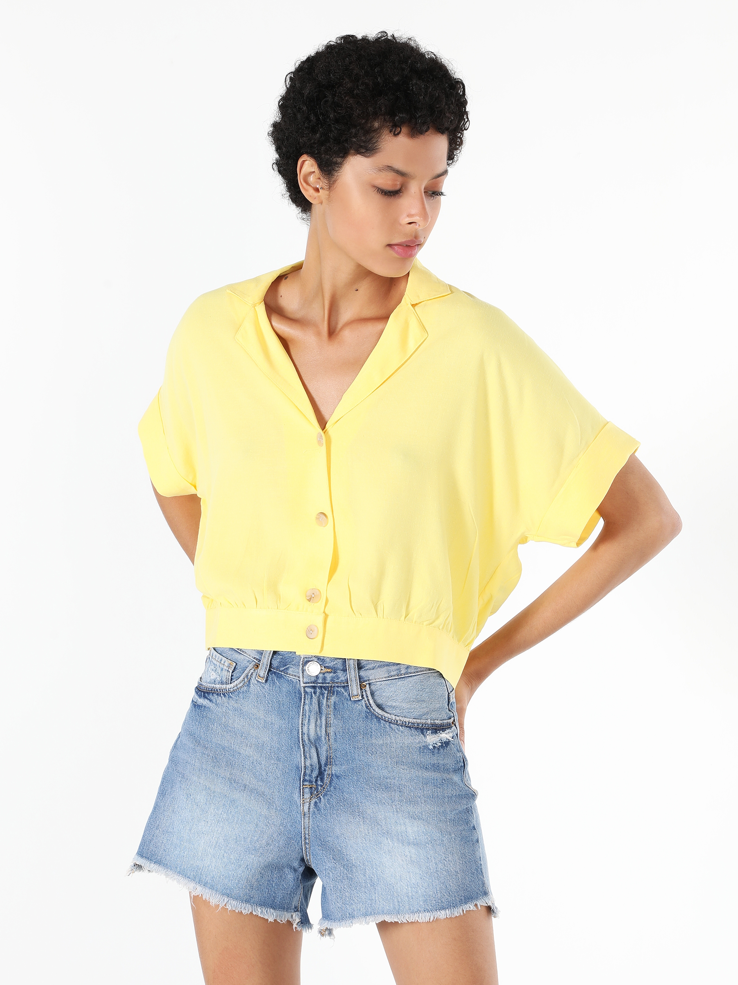 Colins Regular Fit Shirt Neck Sarı Kadın Kısa Kol Gömlek. 3