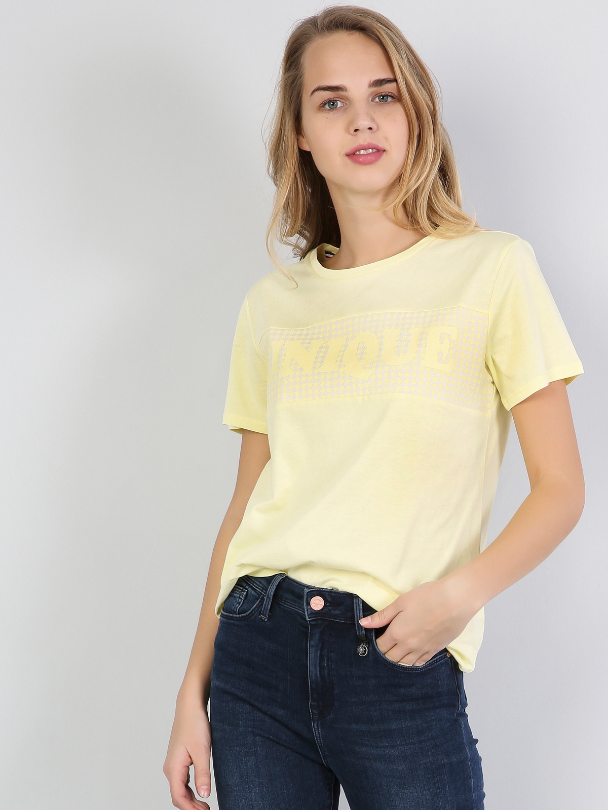 Sarı Yuvarlak Yaka Kadın Kısa Kol Tişört