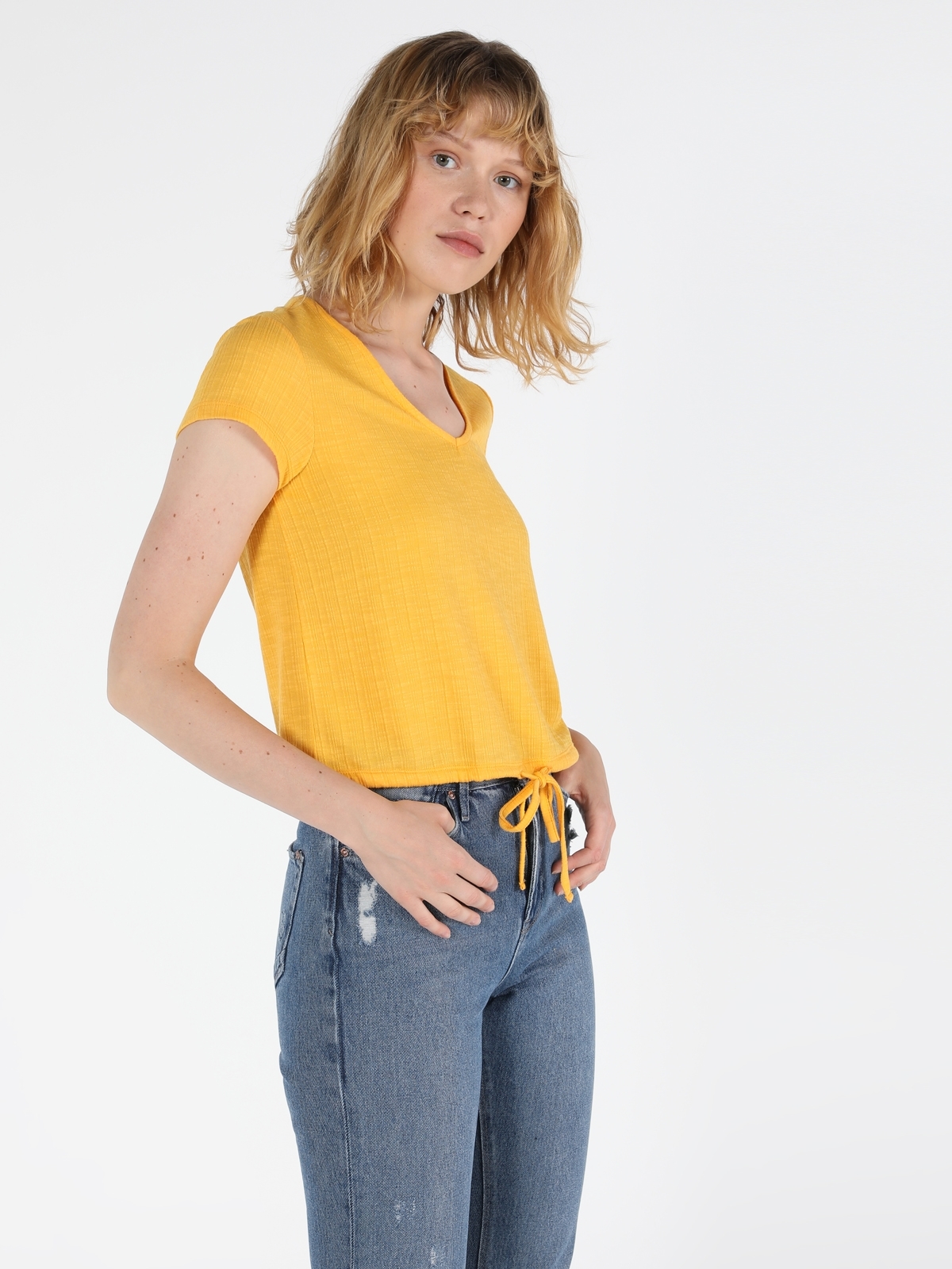 Regular Fit V Yaka Örme Kadın Sarı Kısa Kol Tişört