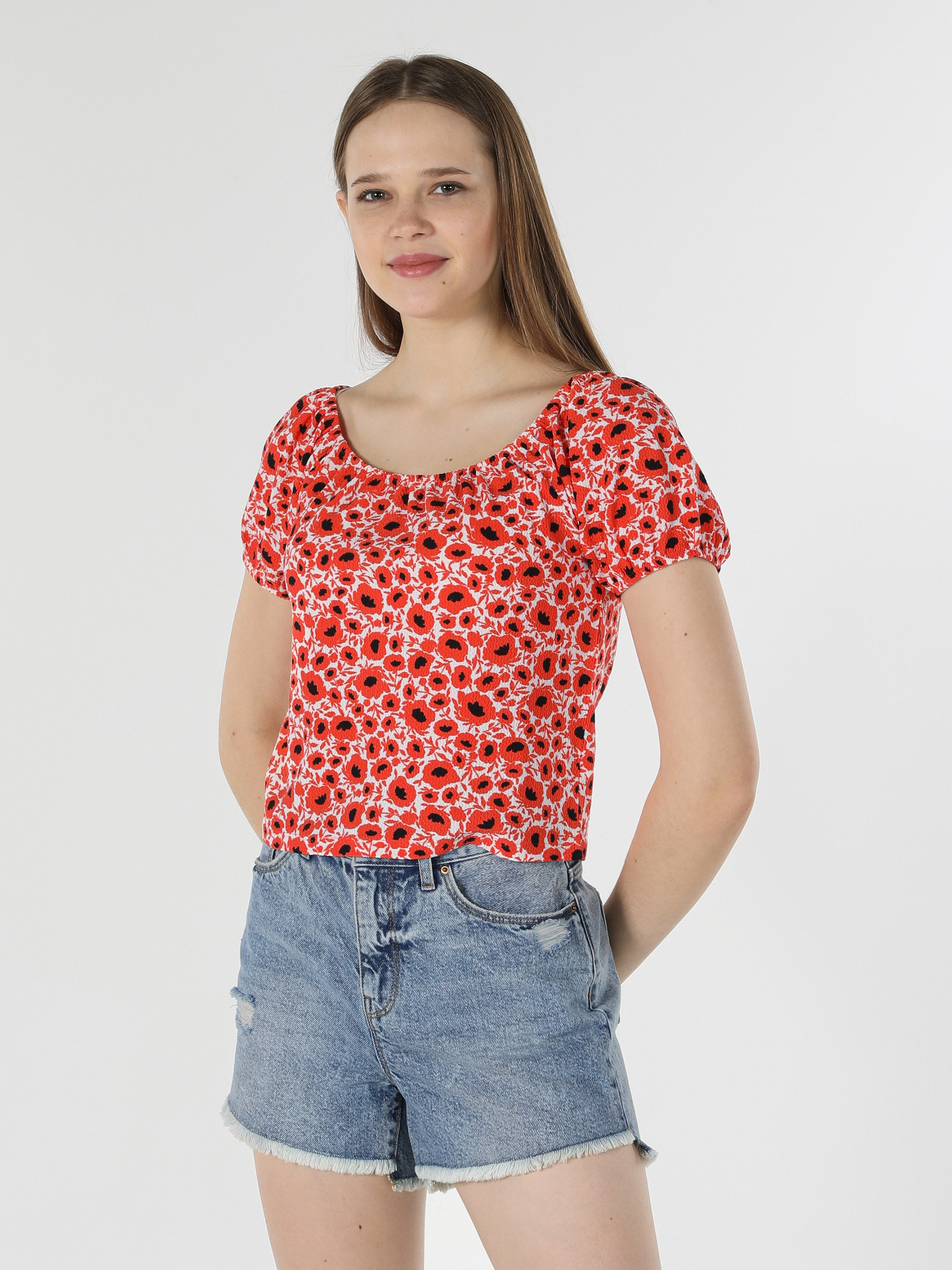 Slim Fit Derin Yuvarlak Yaka Çiçek Baskılı Kırmızı Kadın Kısa Kol Tişört