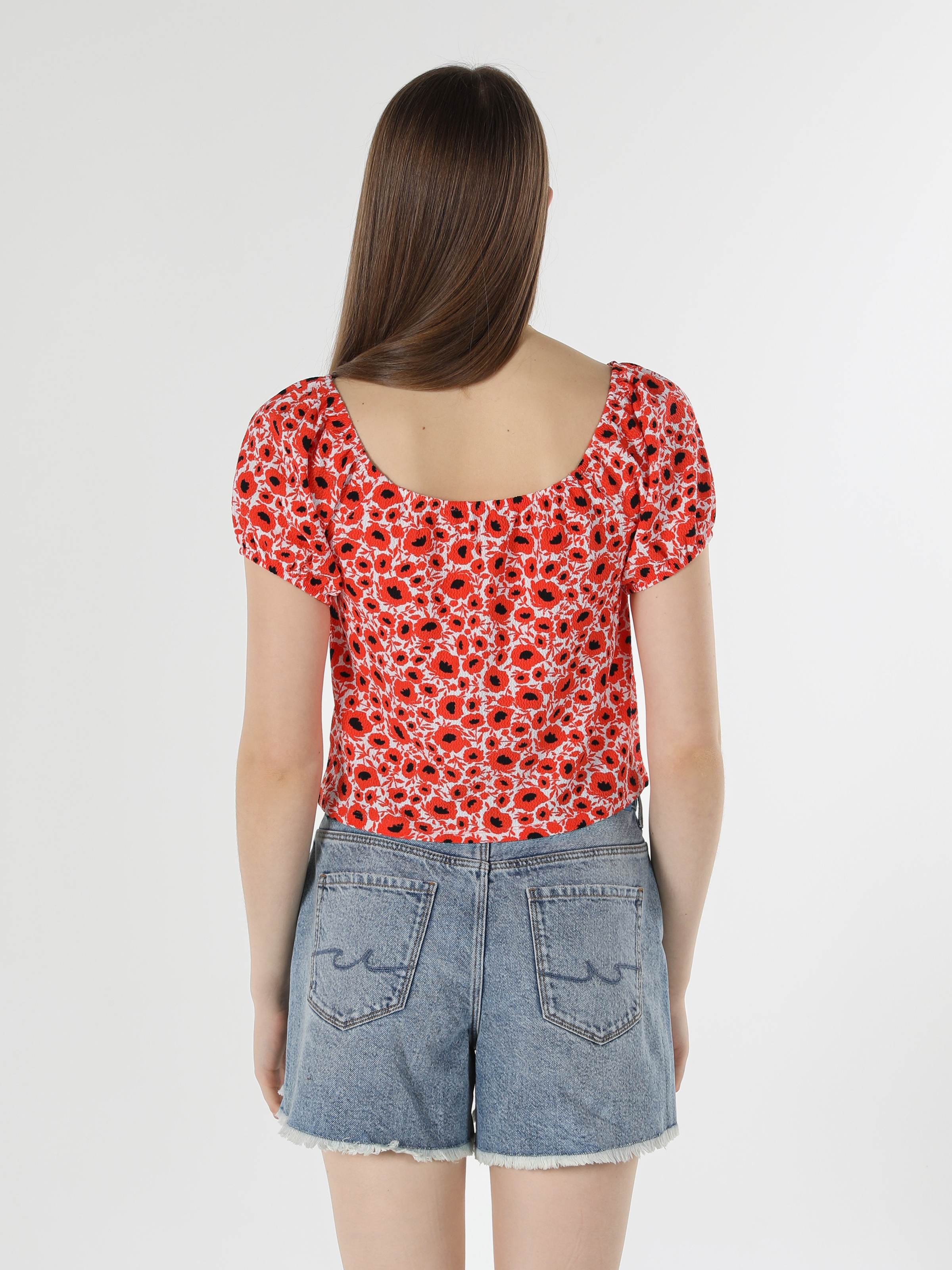 Slim Fit Derin Yuvarlak Yaka Çiçek Baskılı Kırmızı Kadın Kısa Kol Tişört