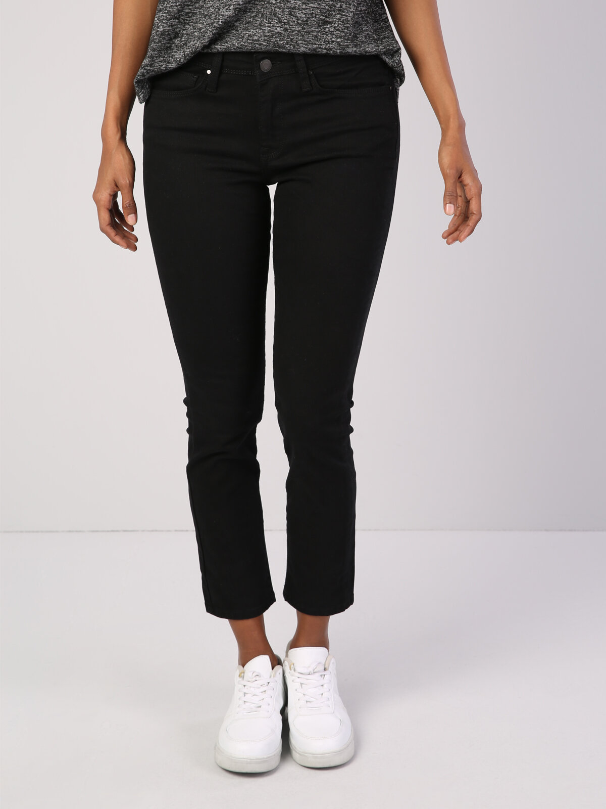 Colins Slim Fit Orta Bel Rahat Kesim Paça Kadın Siyah Pantolon. 4