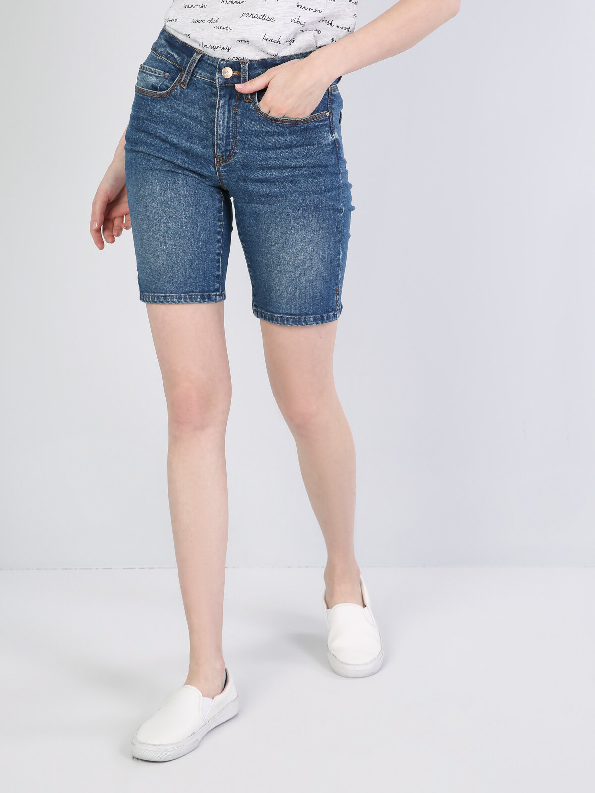 Colins Orta Bel Orta Super Slim Fit Mavi Kadın Jean Şort. 1