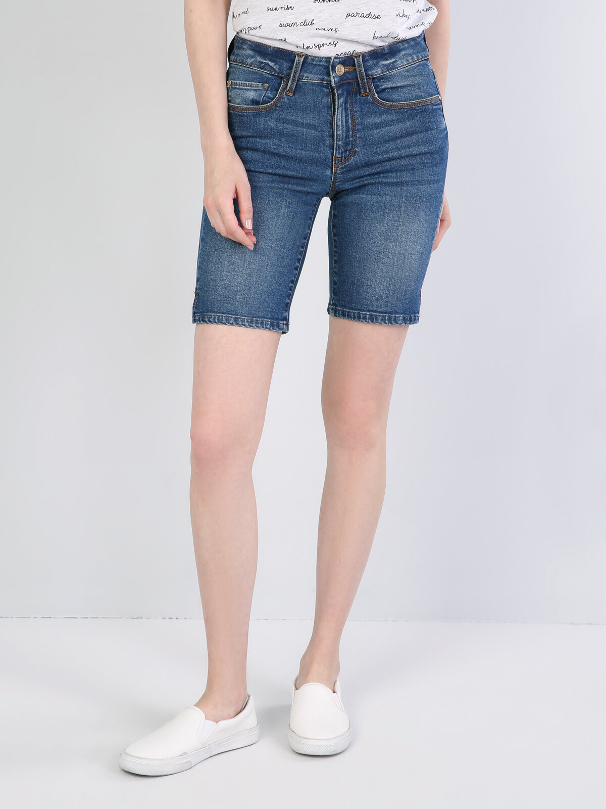 Colins Orta Bel Orta Super Slim Fit Mavi Kadın Jean Şort. 4