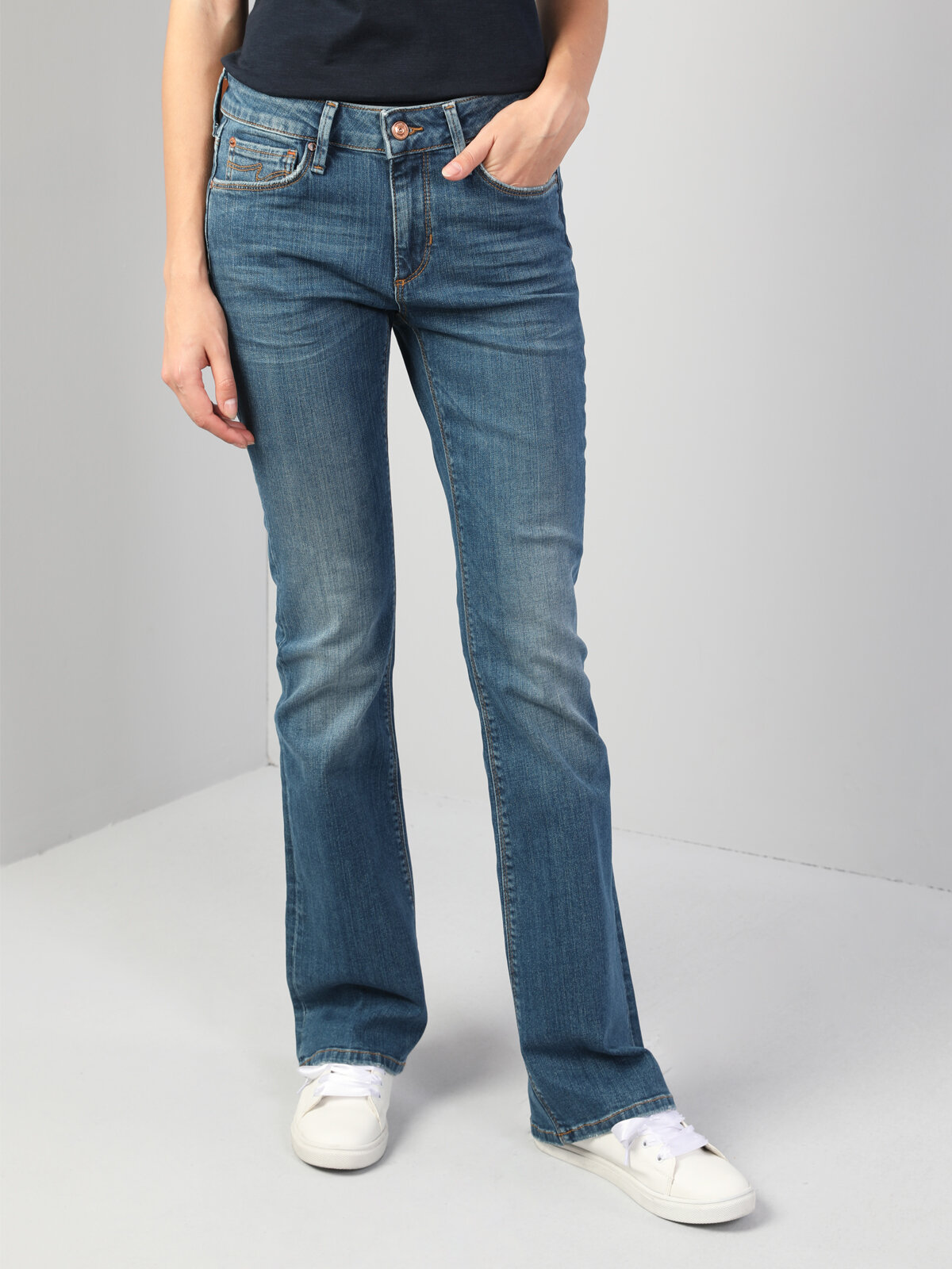 Colins 791 Monıca Orta Bel Rahat Paça Regular Fit Koyu Mavi Kadın Jean Pantolon. 4