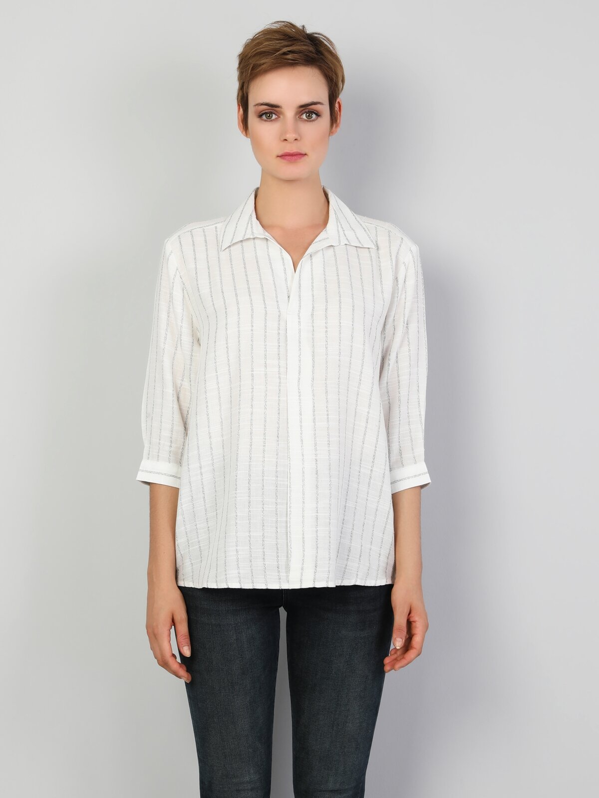 Colins Çizgili V Yaka Regular Fit Kadın Beyaz Uzun Kol Gömlek. 4
