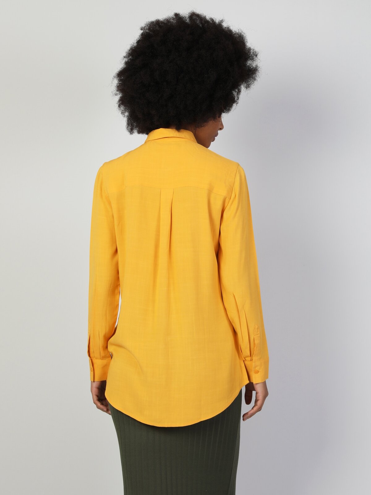 Colins Basic Cepli Regular Fit Kadın Sarı Uzun Kol Gömlek. 2
