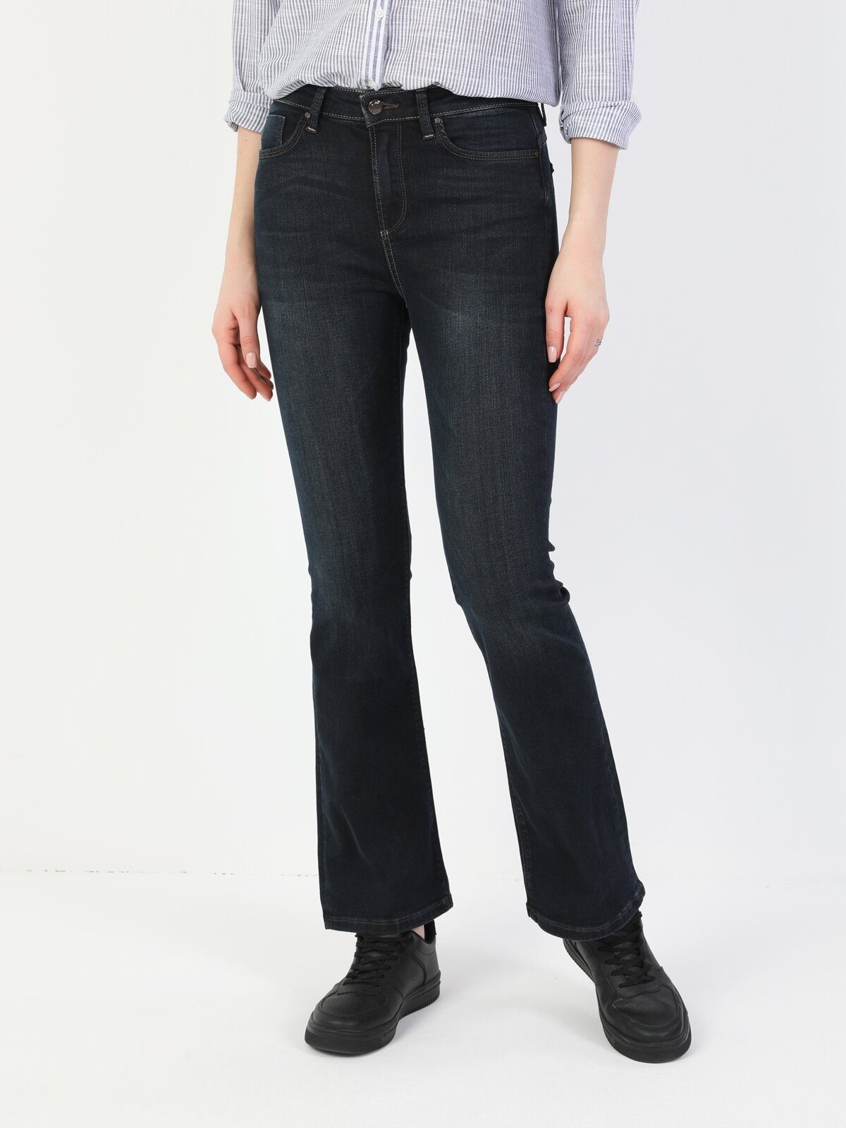 Colins 791 Monıca Orta Bel Rahat Paça Regular Fit Koyu Mavi Kadın Jean Pantolon. 4