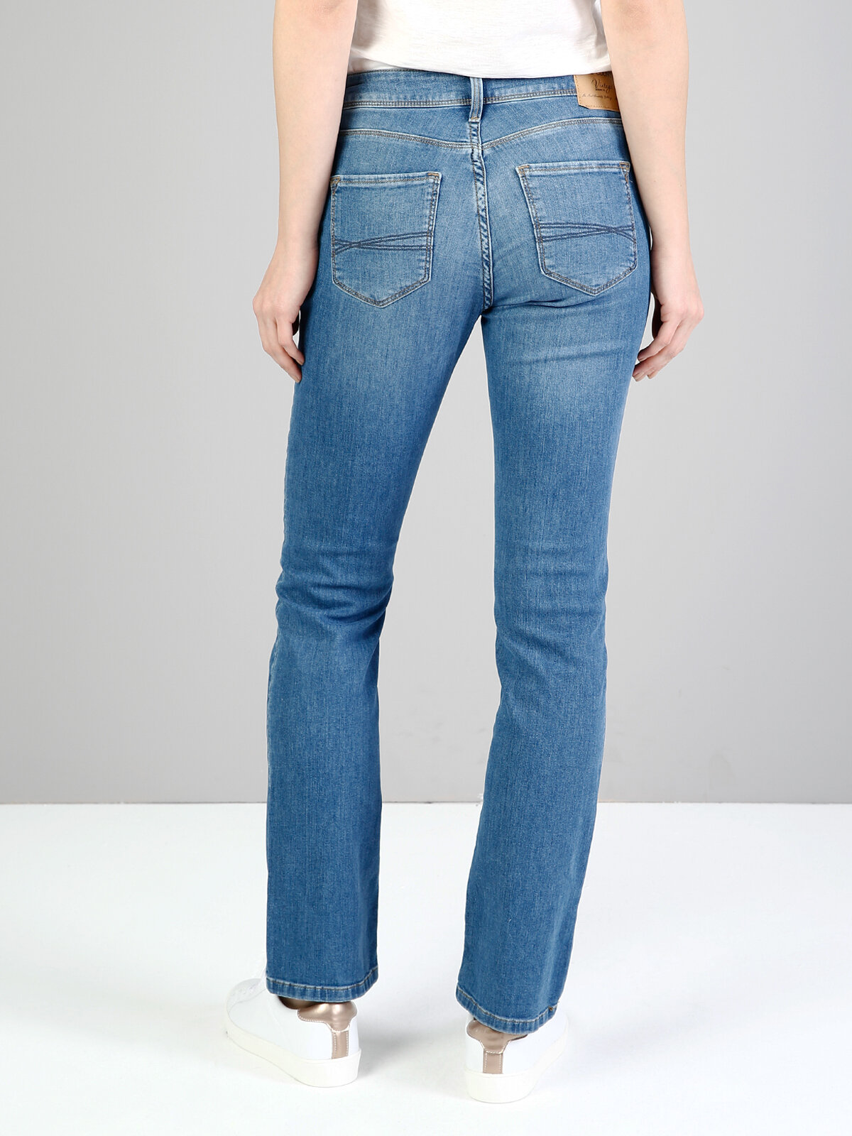 Colins 792 Mıla Regular Fit Orta Bel Düz Paça Kadın İndigo Jean Pantolon. 2 Colins 792 Mıla Regular Fit Orta Bel Düz Paça Kadın İndigo Jean Pantolon. 2
