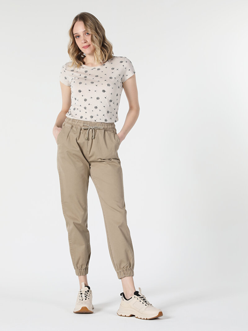 Slim Fit Yuvarlak Yaka Baskılı Kadın Bej Kısa Kol Tişört