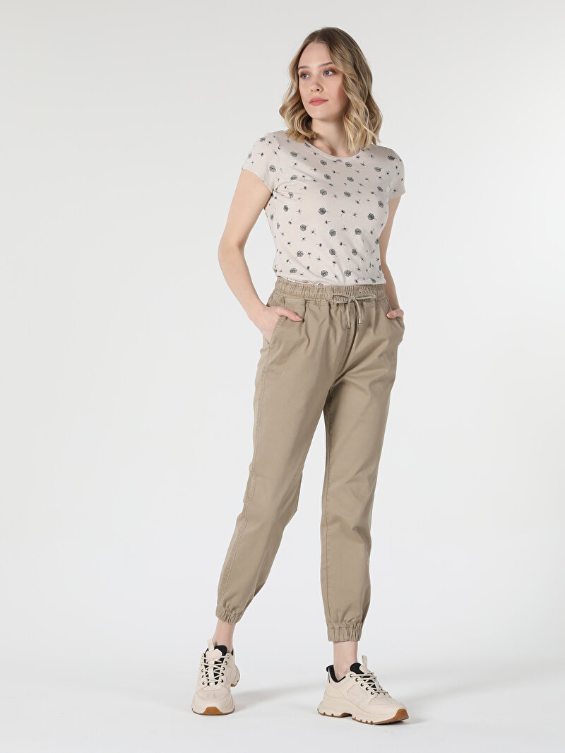 Slim Fit Yuvarlak Yaka Baskılı Kadın Bej Kısa Kol Tişört