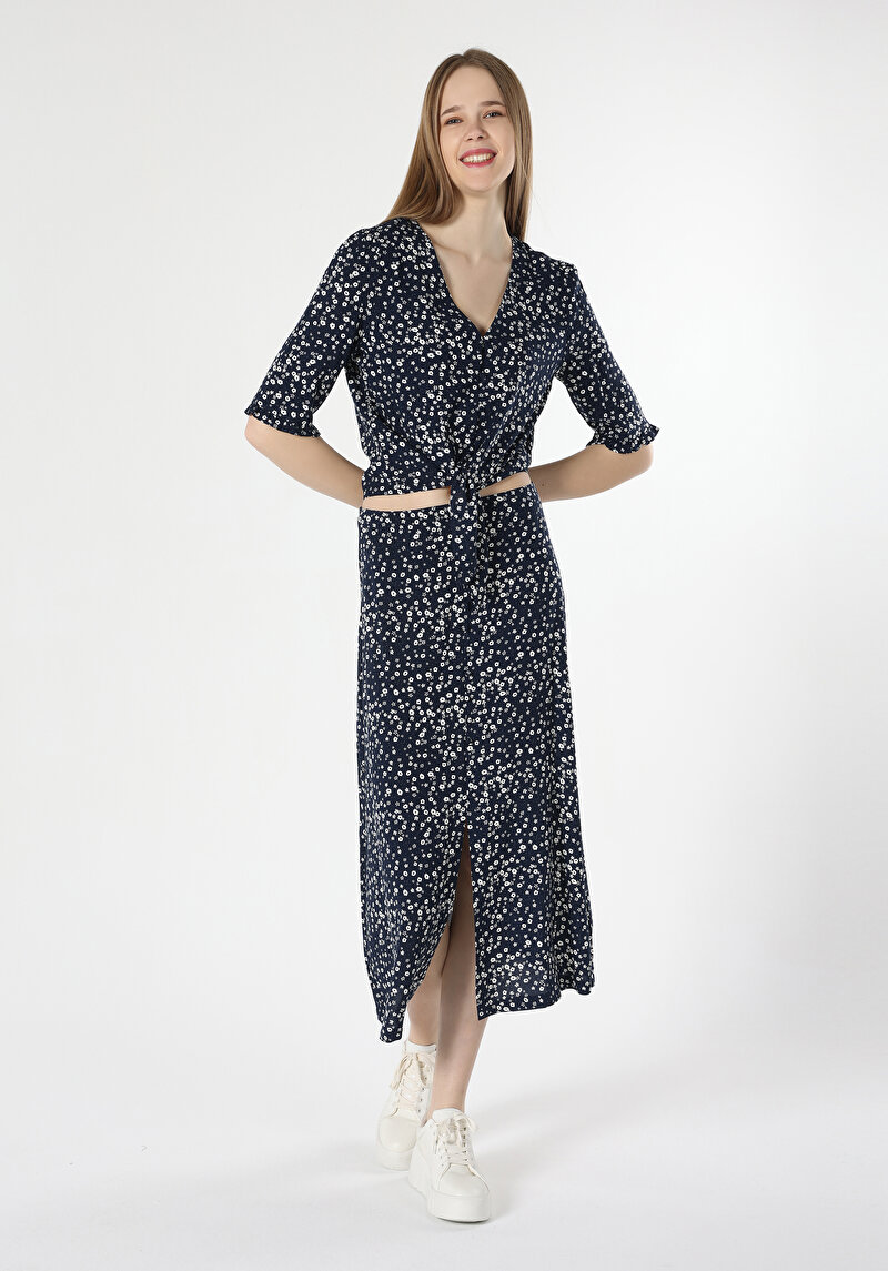 Regular Fit V Yaka Kadın Lacivert Kısa Kol Gömlek