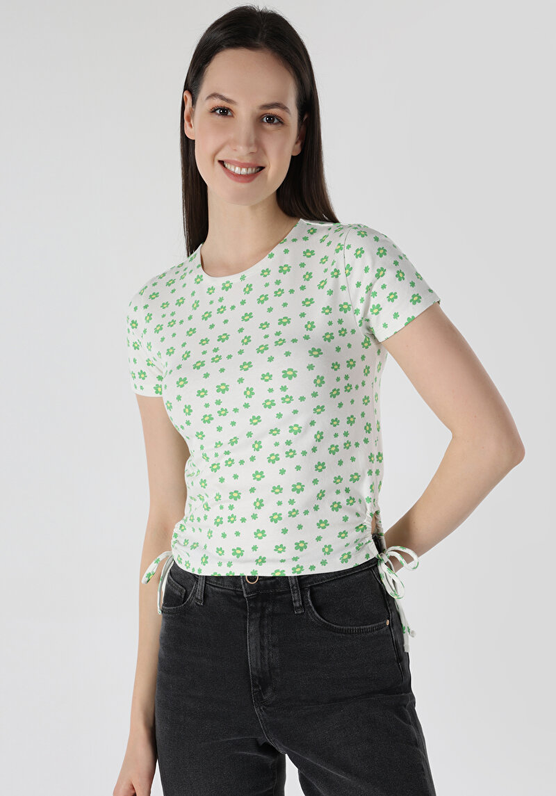 Slim Fit Yuvarlak Yaka Çiçekli Kadın Beyaz Kısa Kol Tişört
