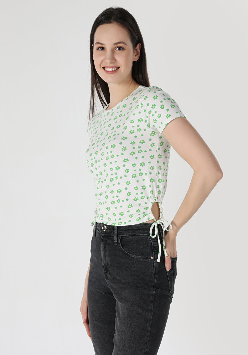 Slim Fit Yuvarlak Yaka Çiçekli Kadın Beyaz Kısa Kol Tişört
