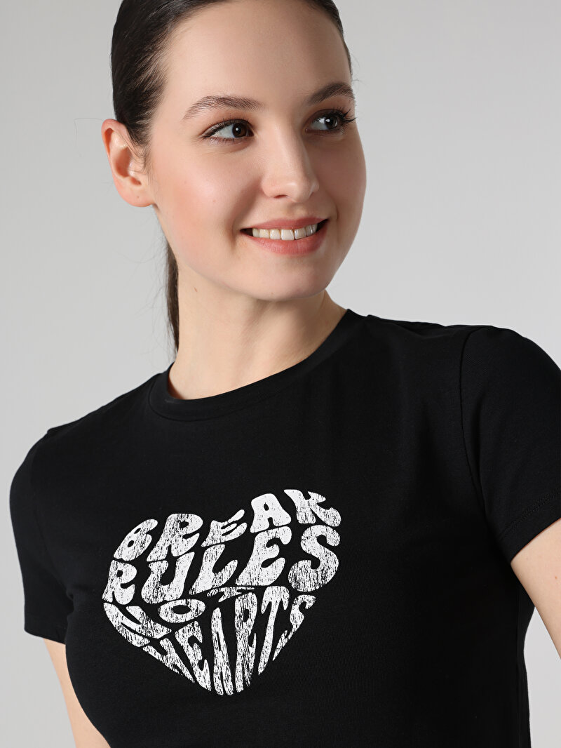 Slim Fit Yuvarlak Yaka Baskılı Kadın Siyah Kısa Kol Tişört