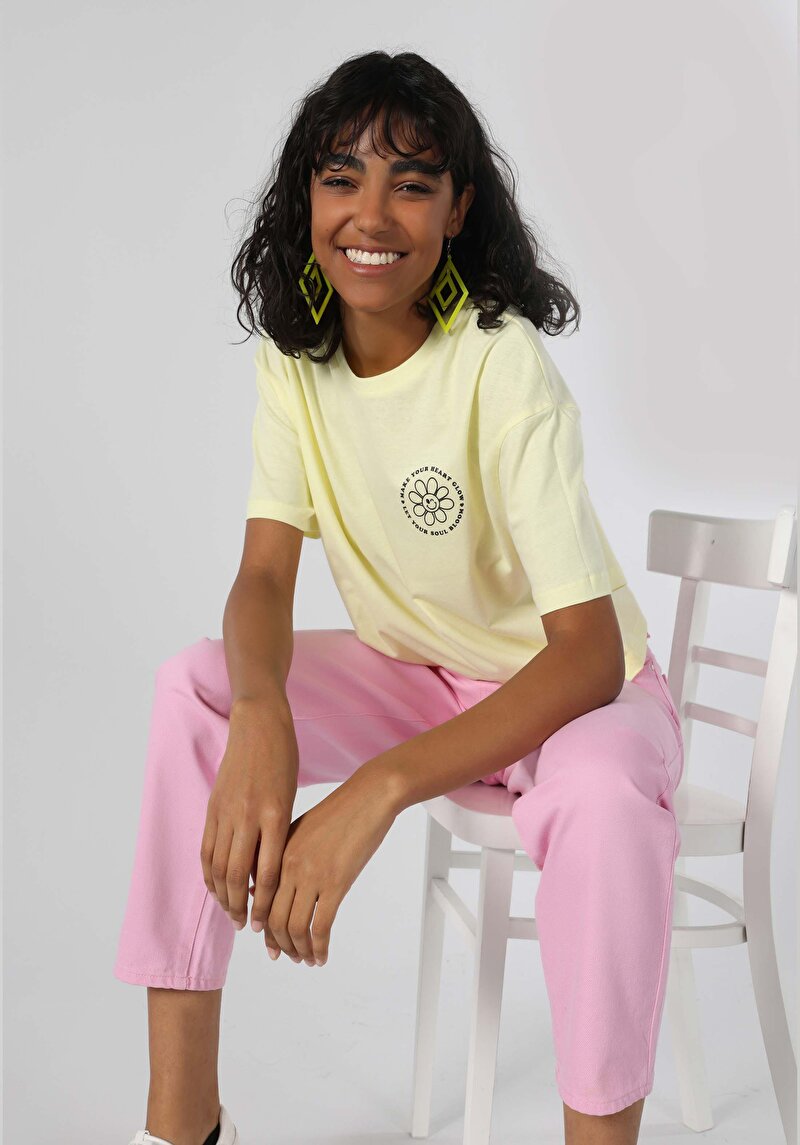 Regular Fit Yuvarlak Yaka Baskılı Kadın Sari Kısa Kol Tişört