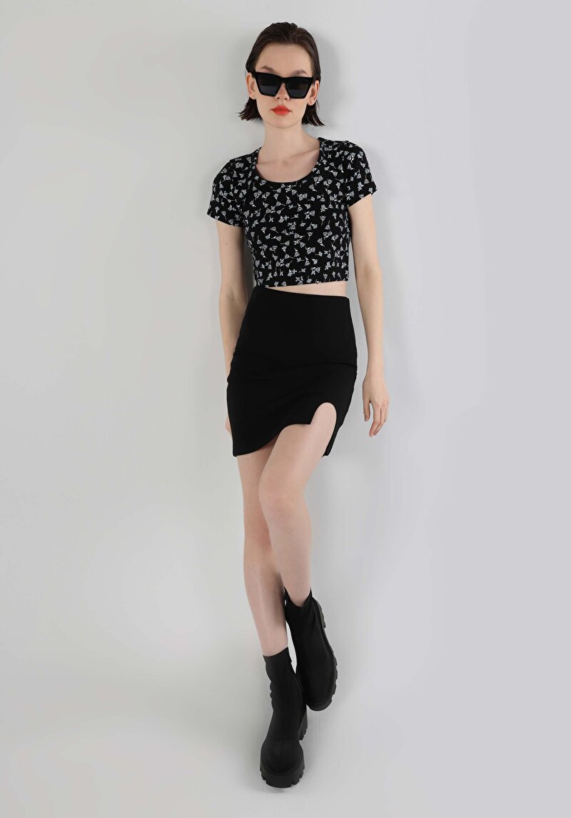 Slim Fit Yuvarlak Yaka Çiçekli Kadın Lacivert Kısa Kol Tişört