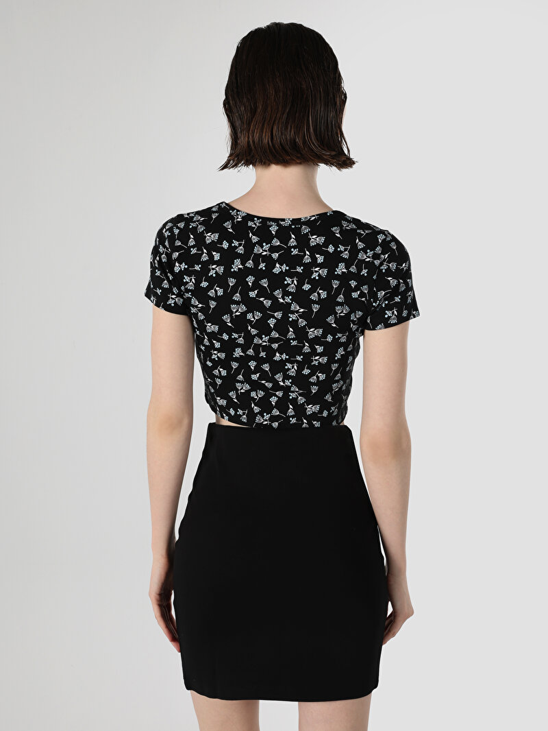 Slim Fit Yuvarlak Yaka Çiçekli Kadın Lacivert Kısa Kol Tişört