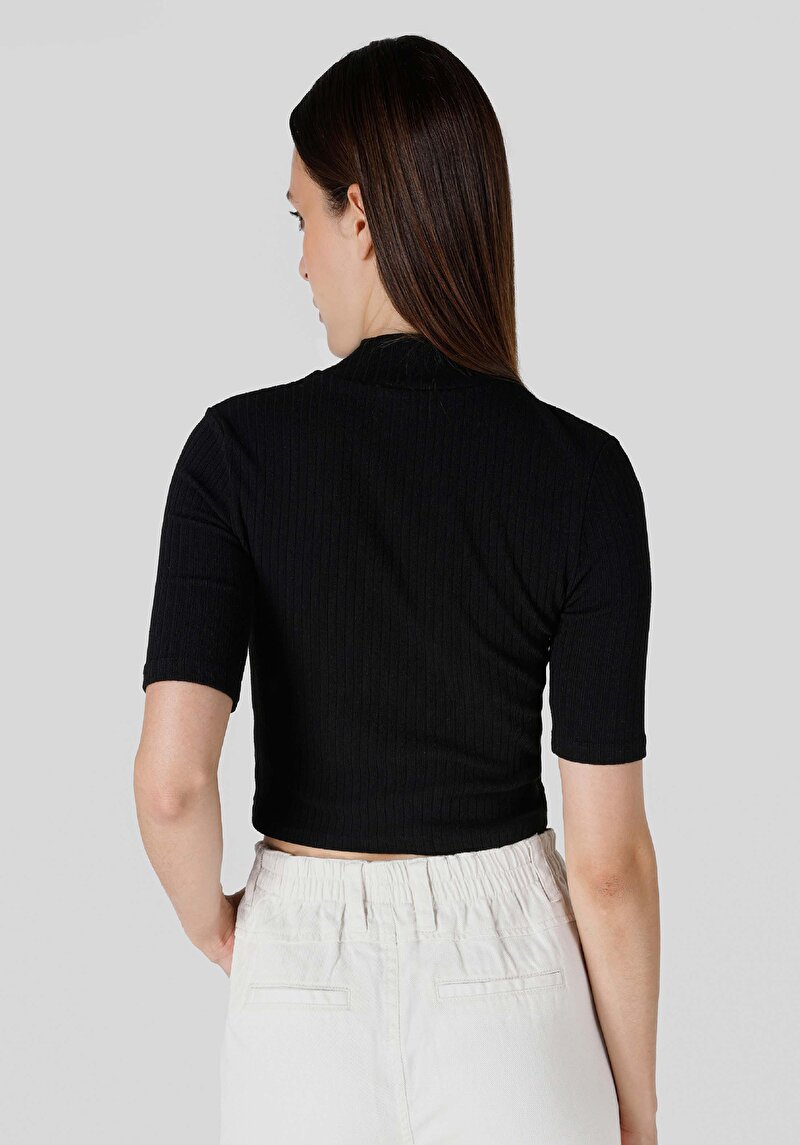 Slim Fit Yarım Balıkçı Yaka Kadın Siyah Kısa Kol Tişört