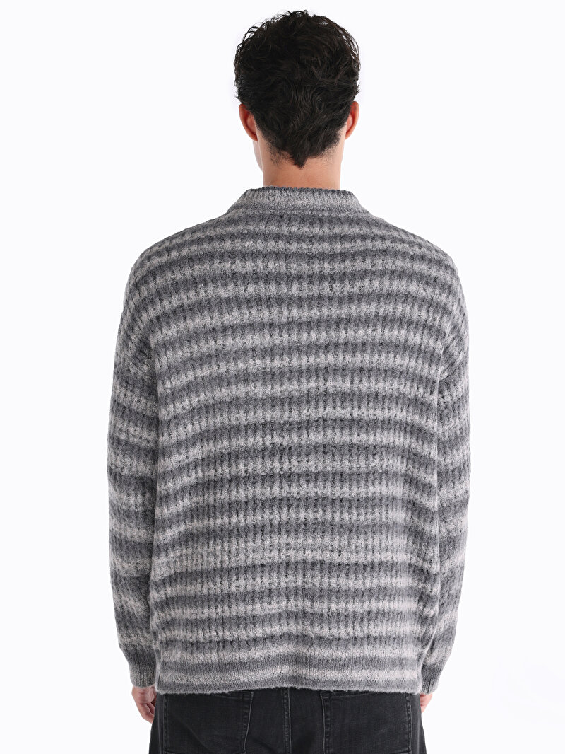 Regular Fit Yuvarlak Yaka Jakarlı Erkek Gri Çizgili Kazak