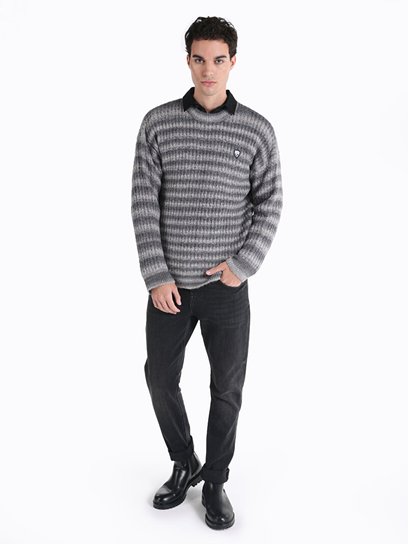 Regular Fit Yuvarlak Yaka Jakarlı Erkek Gri Çizgili Kazak