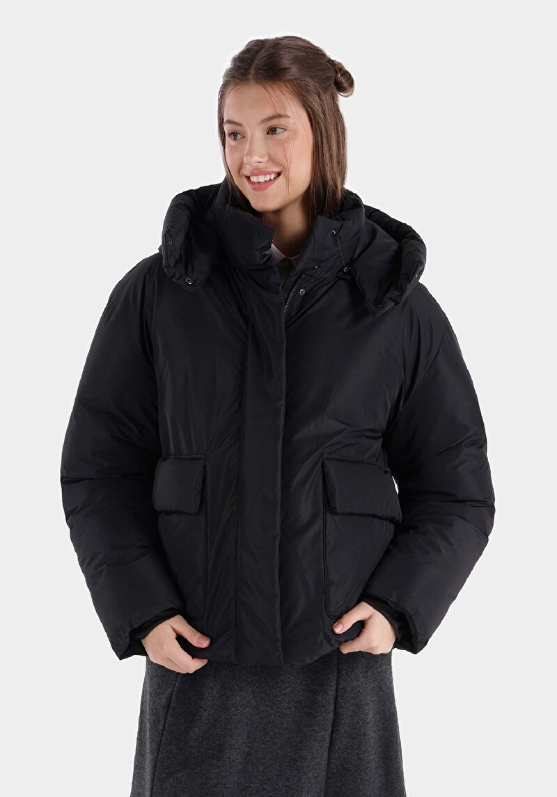 Regular Fit Kapüşonlu Çıtçıtlı Astarlı Kadın Siyah Mont