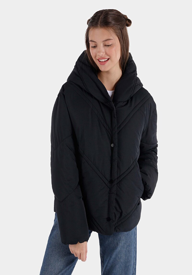 Regular Fit Cepli Kapüşonlu Çıtçıtlı Astarlı Kadın Siyah Mont