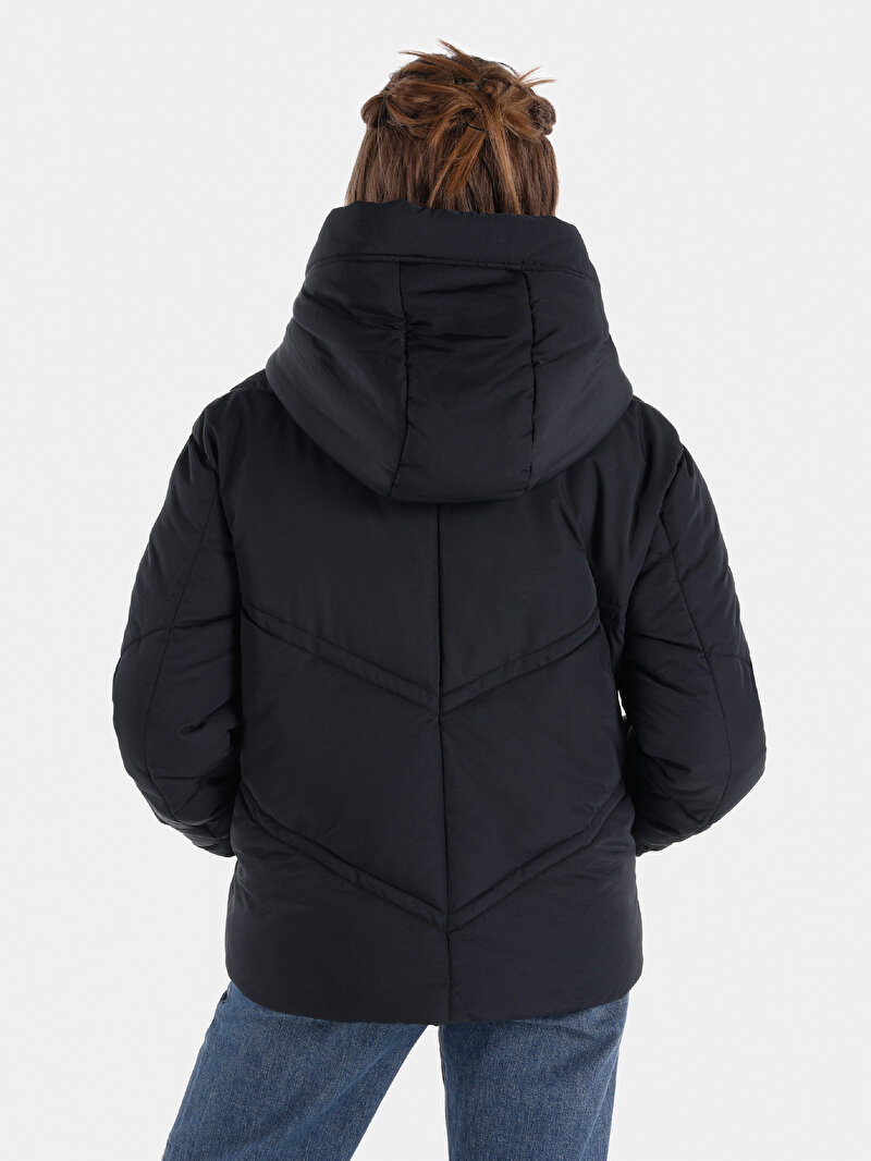 Regular Fit Kapüşonlu Çıtçıtlı Astarlı  Kadın Siyah Mont