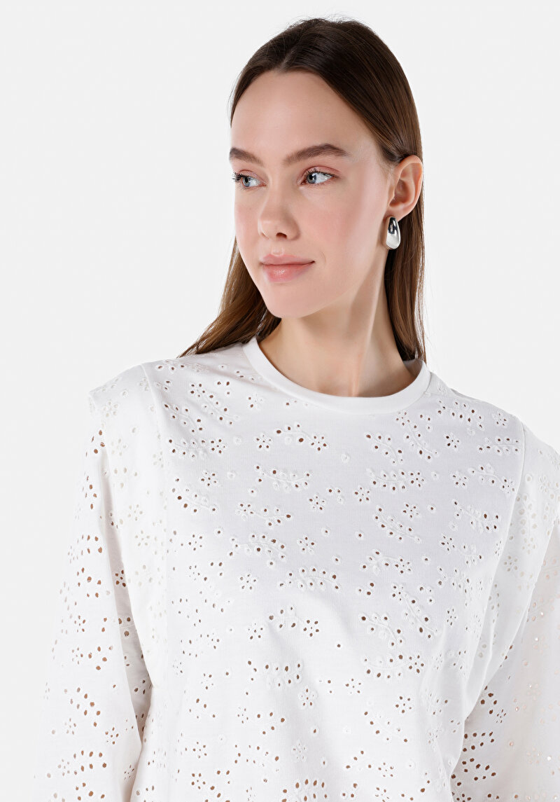 Regular Fit Yuvarlak Yaka Nakışlı Kadın Beyaz Sweatshirt