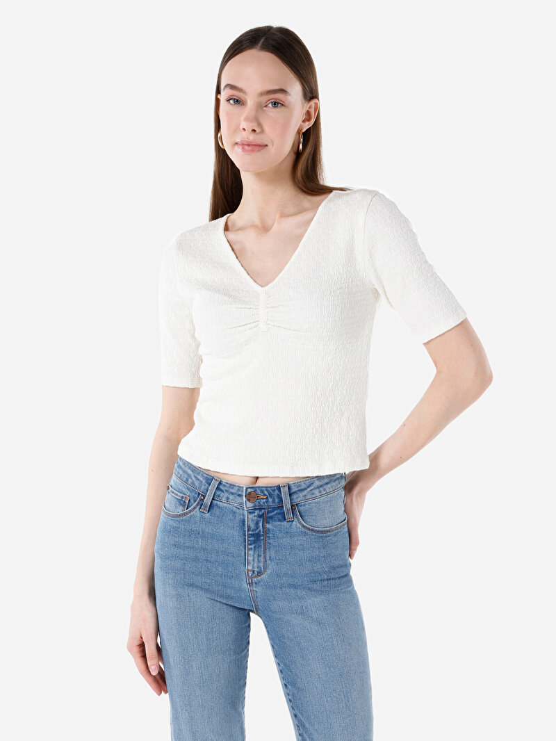 Slim Fit V Yaka Jakarlı Kadın Beyaz Kısa Kol Tişört