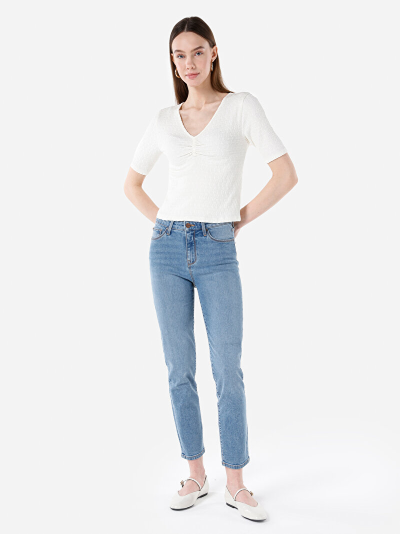 Slim Fit V Yaka Jakarlı Kadın Beyaz Kısa Kol Tişört