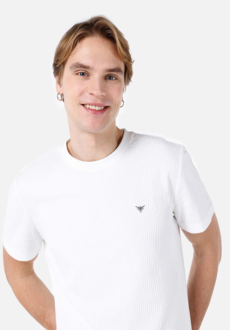 Regular Fit Yuvarlak Yaka Cepsiz Jakarlı Erkek Beyaz Kısa Kol Tişört