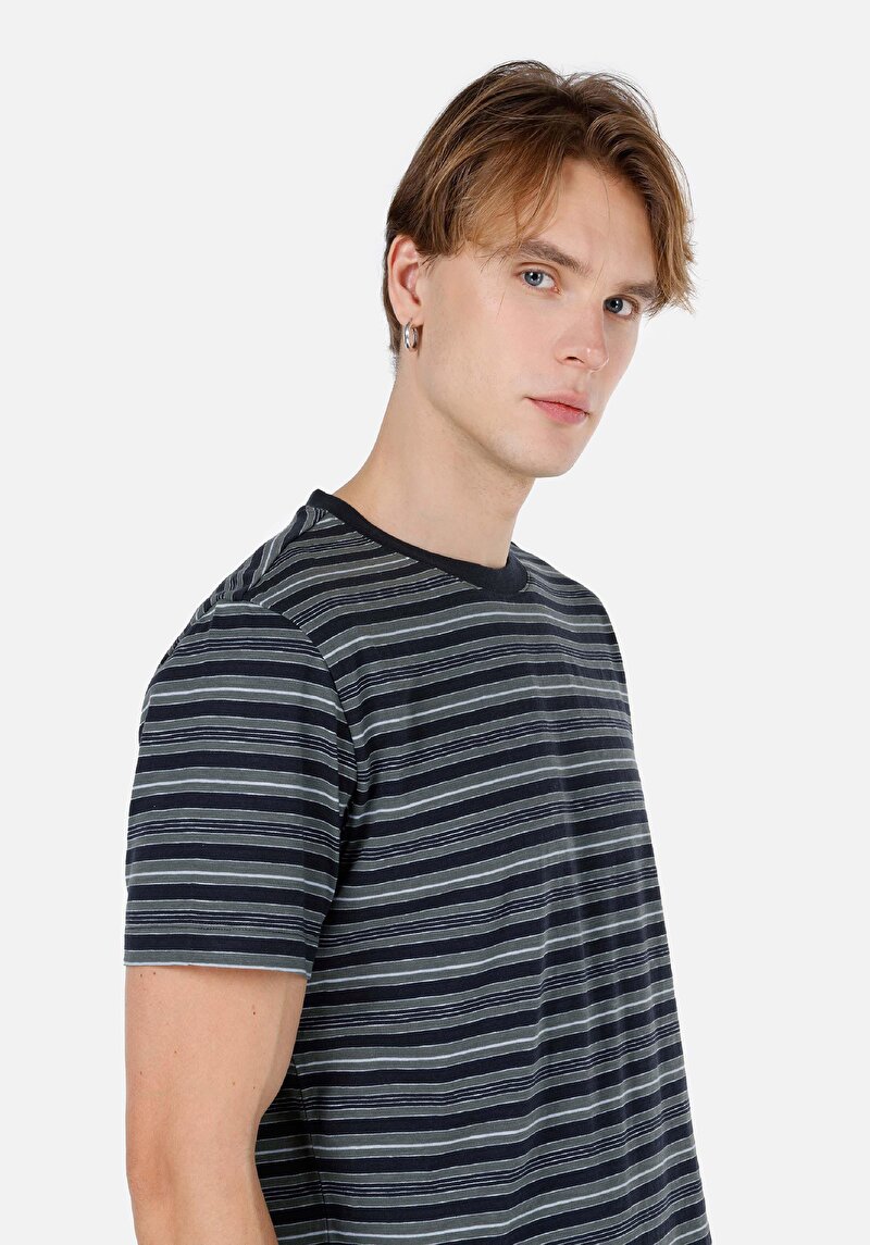 Regular Fit Yuvarlak Yaka Çizgili Erkek Lacivert Kısa Kol Tişört