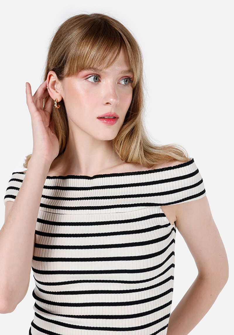 Slim Fit Kayık Yaka Kadın Siyah Kısa Kol Tişört