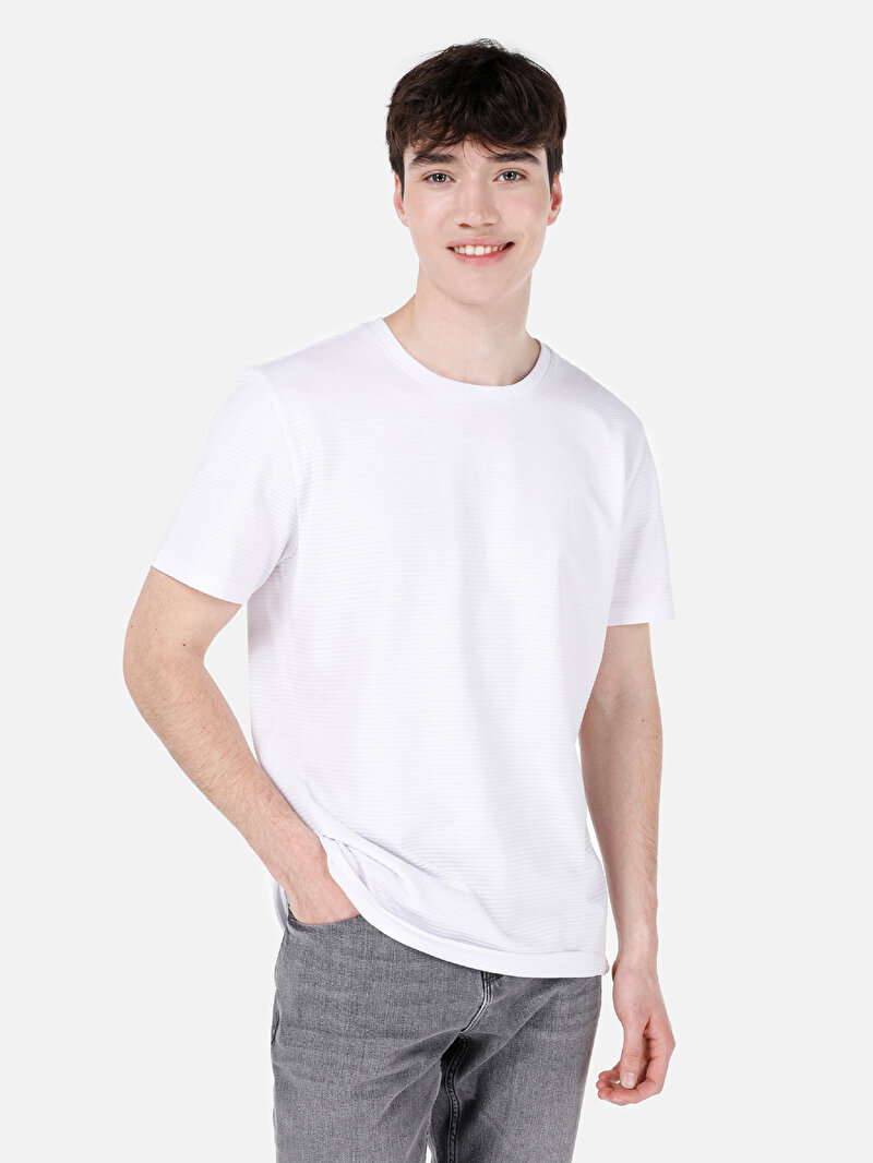 Regular Fit Yuvarlak Yaka Örme Cepsiz Jakarlı Erkek Beyaz Kısa Kol Tişört